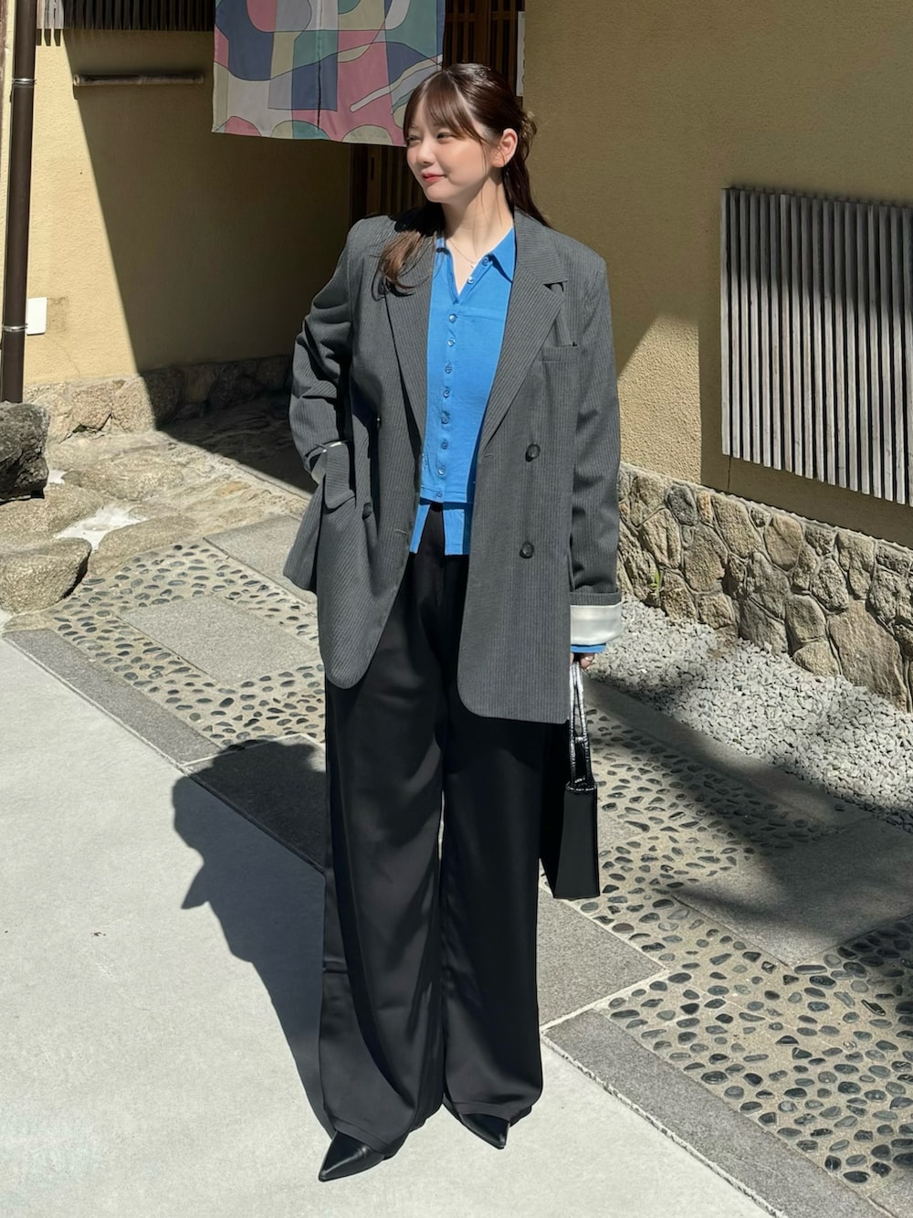 ブラック系のその他パンツを着用したレディースの春コーディネートの3枚目の写真