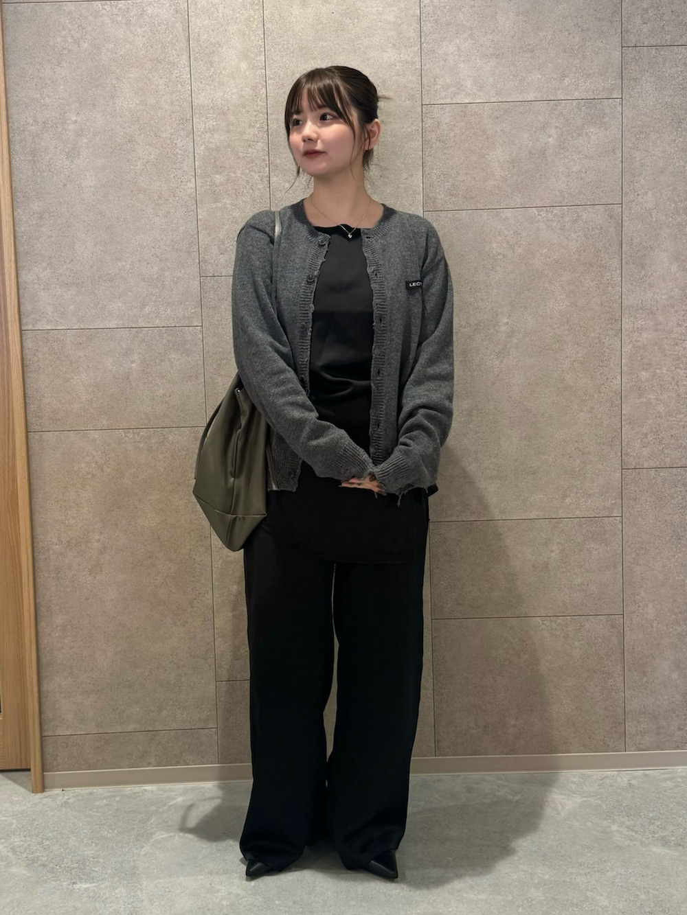 ブラック系のキャミソール、ブラック系のその他パンツ、ベージュ系のトートバッグを着用したレディースの春コーディネートの2枚目の写真