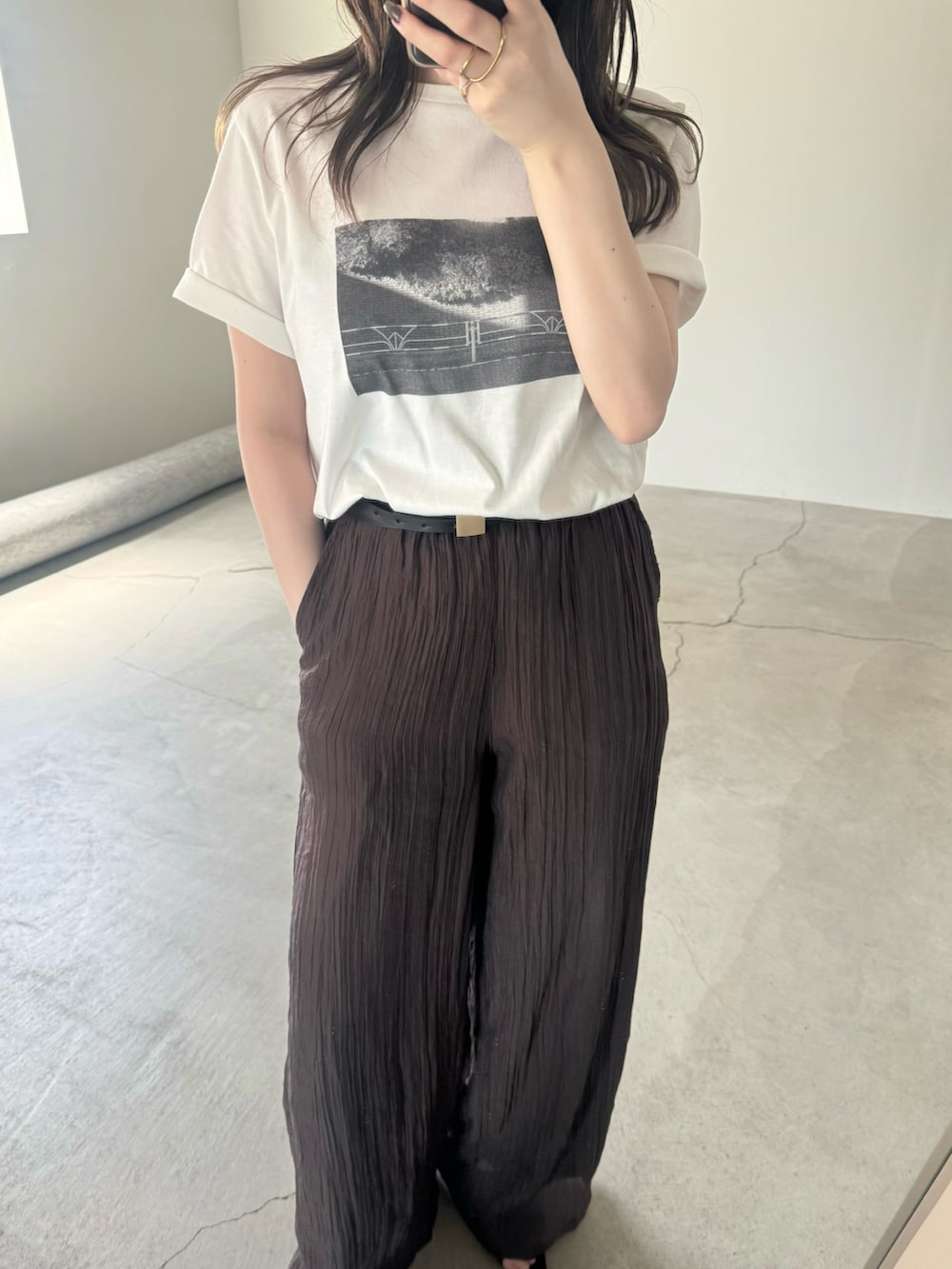 ホワイト系のTシャツ/カットソー、ブラウン系のその他パンツ、ブラック系のベルトを着用したレディースの春コーディネートの3枚目の写真