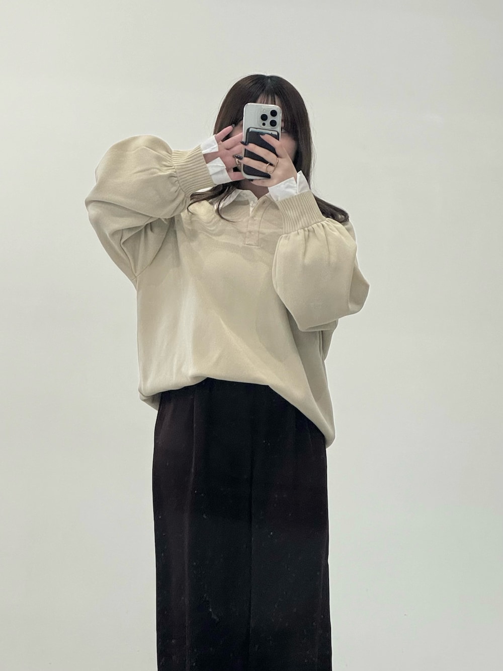 ホワイト系のニット/セーター、グレー系のスリッポンを着用したレディースの冬コーディネートの2枚目の写真