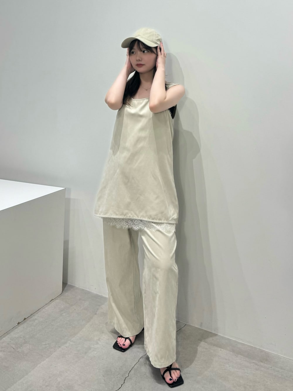 ベージュ系のシャツ/ブラウス、ベージュ系のその他パンツ、ホワイト系のキャミソールを着用したレディースの春コーディネートの3枚目の写真