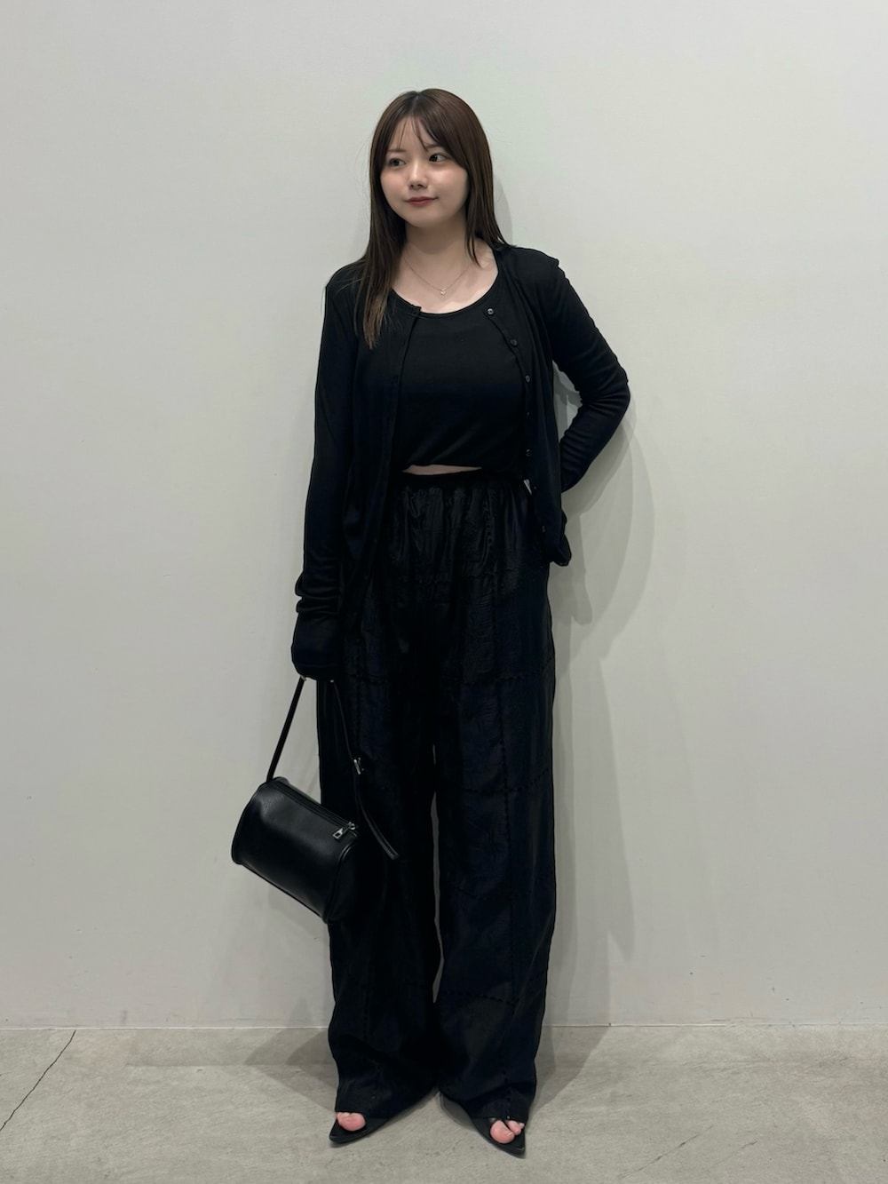 ブラック系のカーディガン/ボレロ、ブラック系のキャミソール、ブラック系のその他パンツを着用したレディースの春コーディネートの4枚目の写真