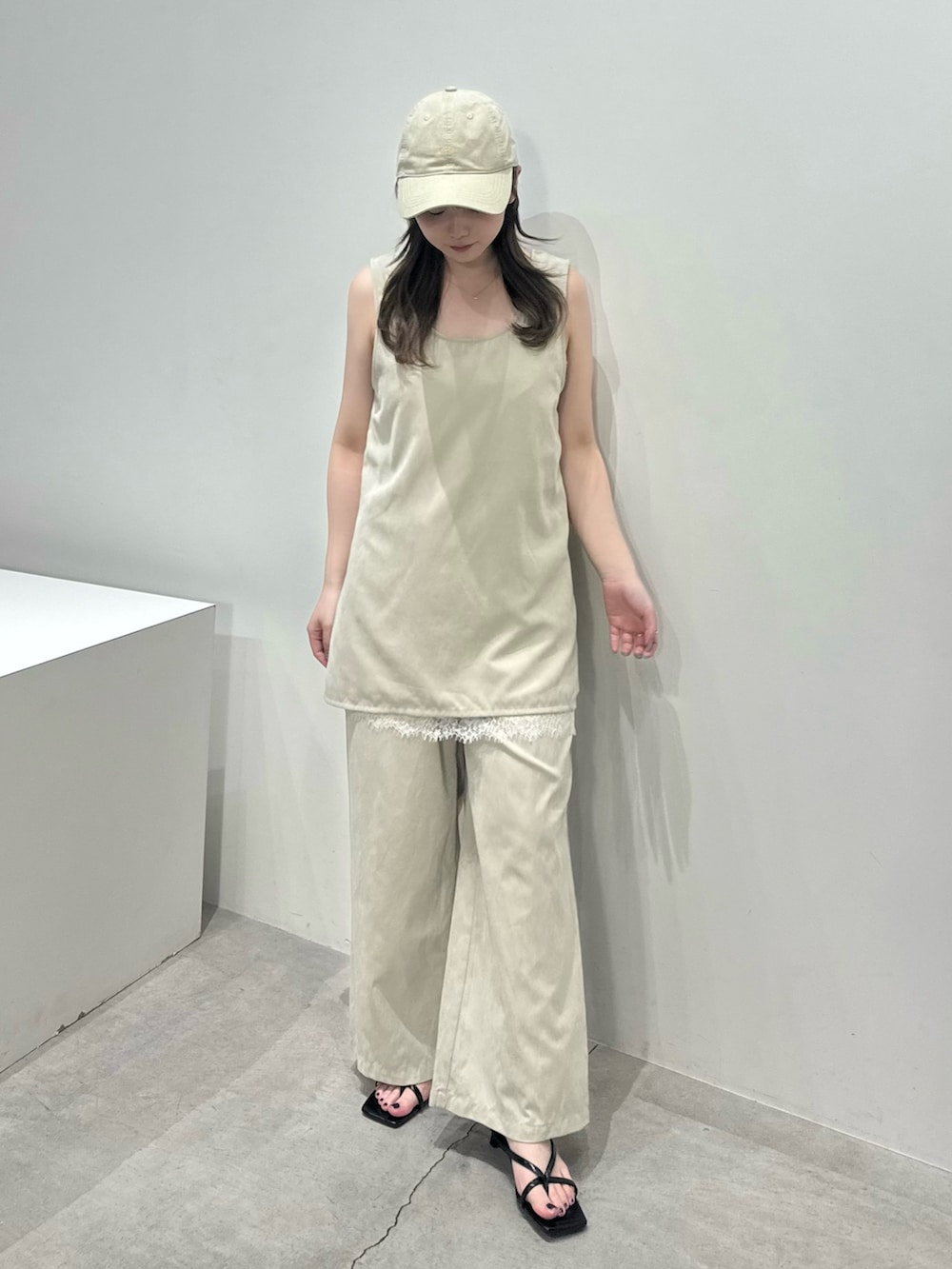 ベージュ系のシャツ/ブラウス、ベージュ系のその他パンツ、ホワイト系のキャミソールを着用したレディースの春コーディネートの2枚目の写真