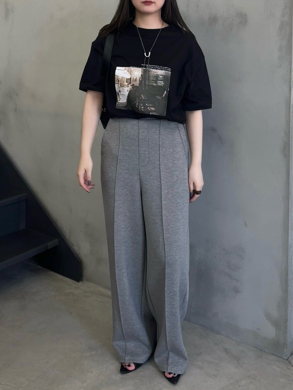 グレー系のその他パンツ、ブラック系のショルダーバッグ、ブラック系のTシャツ/カットソーを着用したレディースの夏コーディネートの2枚目の写真