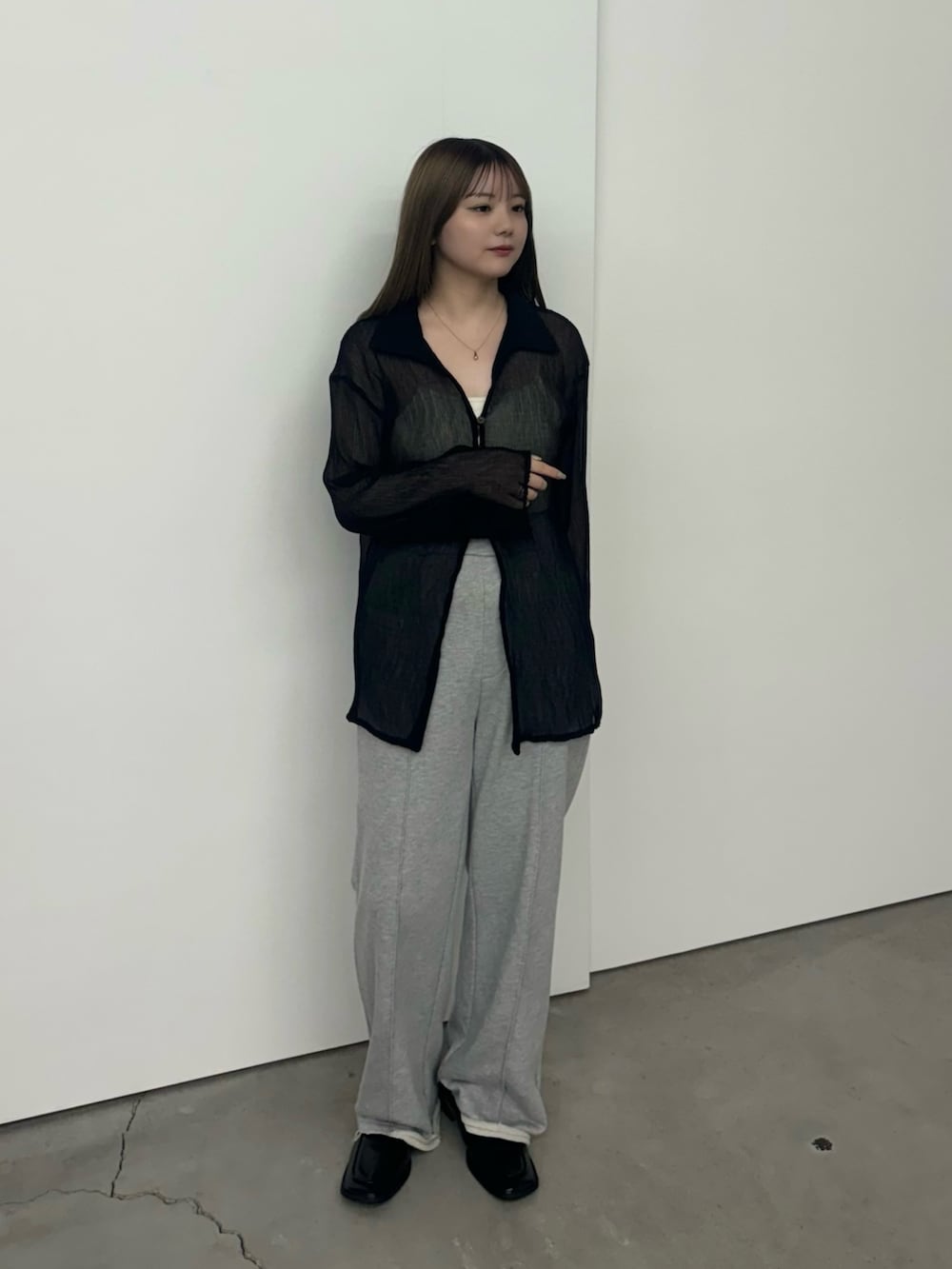 ブラック系のシャツ/ブラウス、ホワイト系のキャミソール、グレー系のスウェットパンツを着用したレディースの夏コーディネートの3枚目の写真