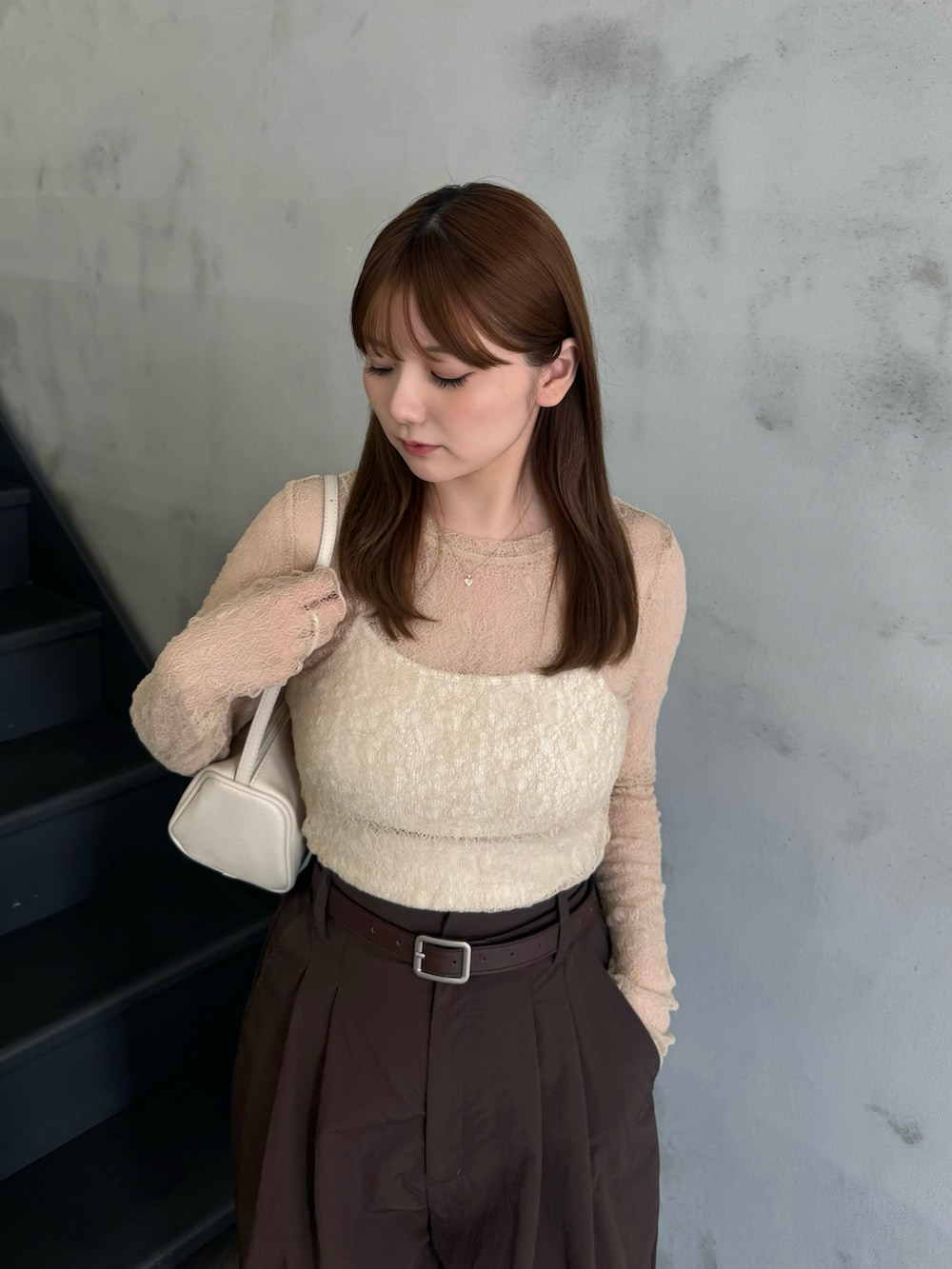 ベージュ系のシャツ/ブラウス、ホワイト系のキャミソール、ベージュ系のその他パンツを着用したレディースの夏コーディネートの4枚目の写真