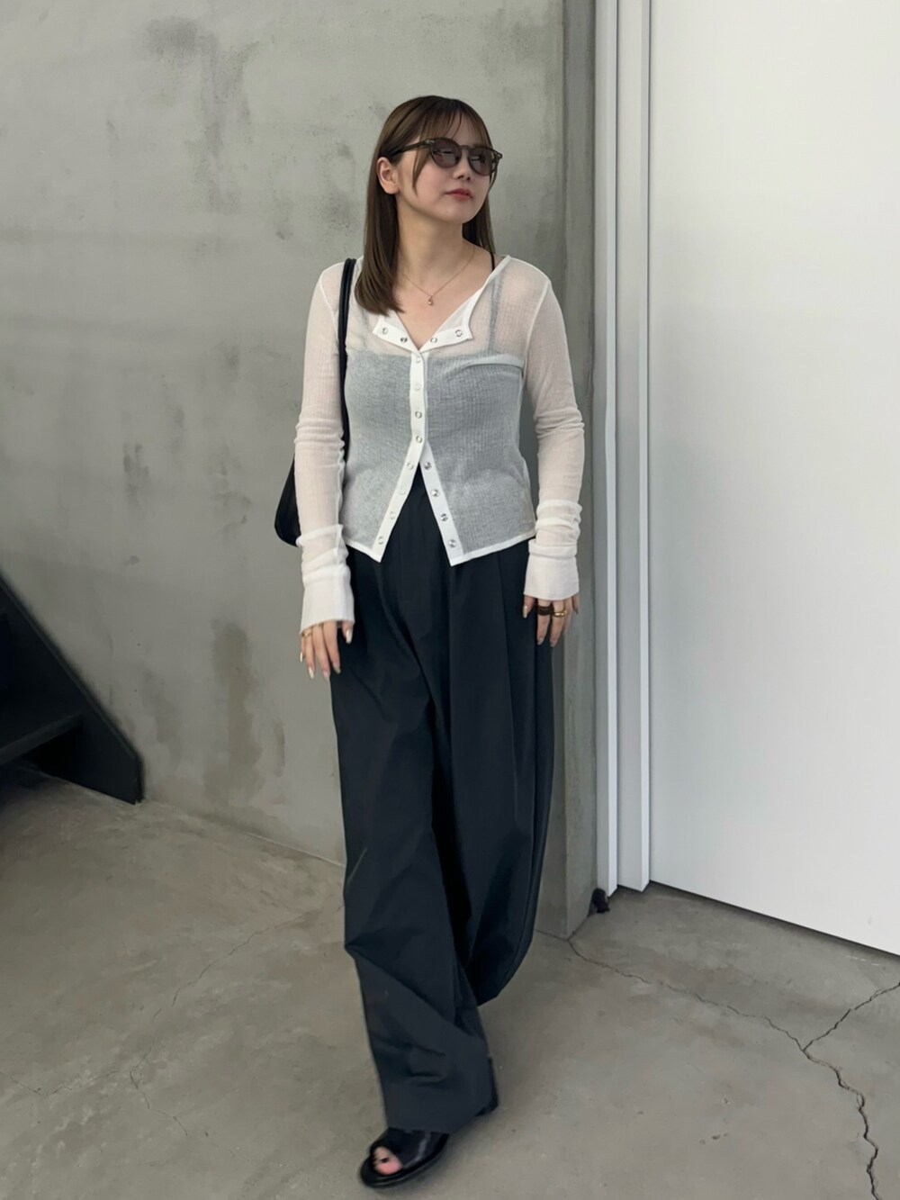 ホワイト系のカーディガン/ボレロ、ブラック系のキャミソール、ブラック系のその他パンツを着用したレディースの夏コーディネートの2枚目の写真