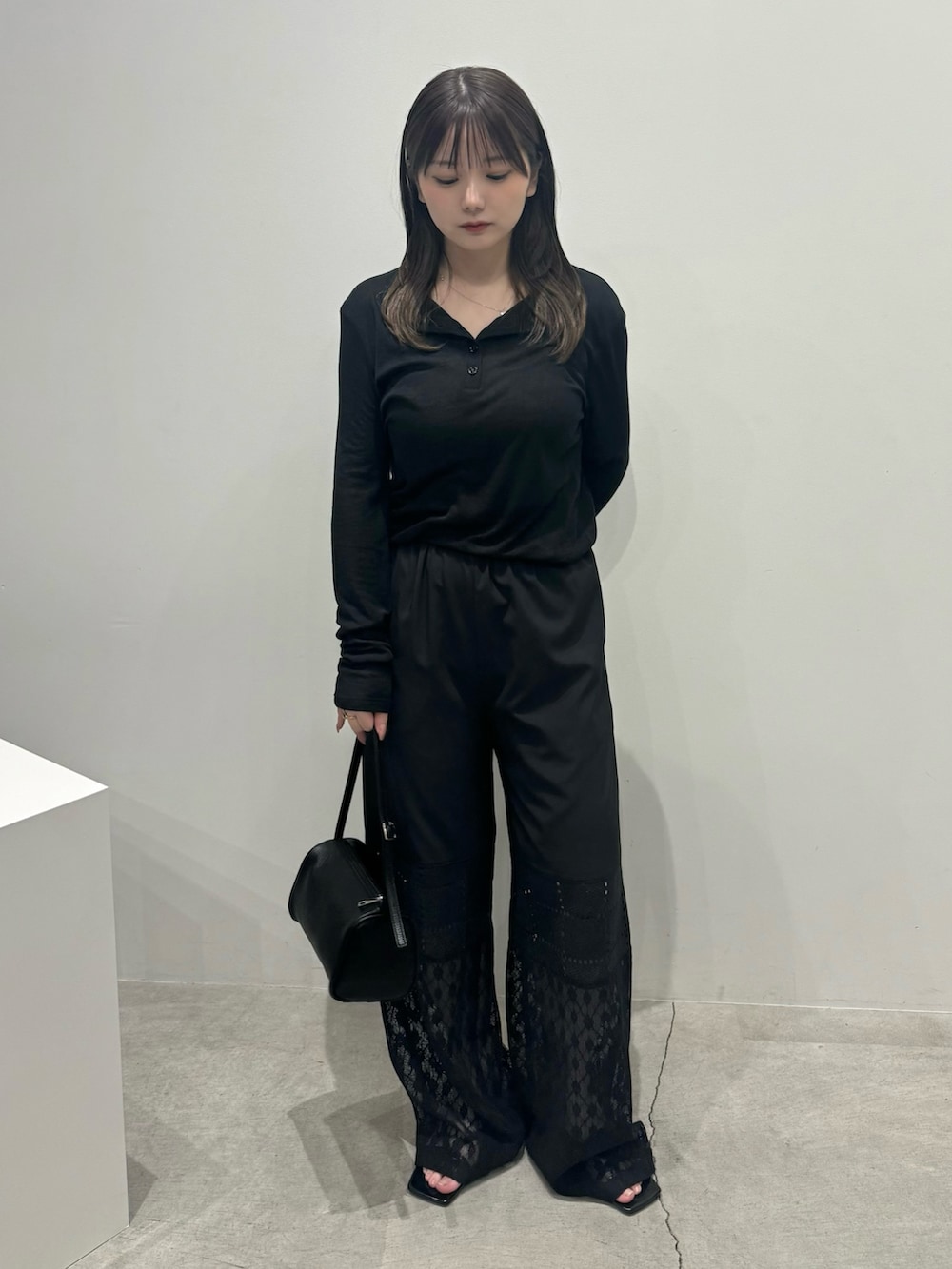 ブラック系のTシャツ/カットソー、ブラック系のハンドバッグ、ブラック系のその他パンツを着用したレディースの春コーディネートの3枚目の写真