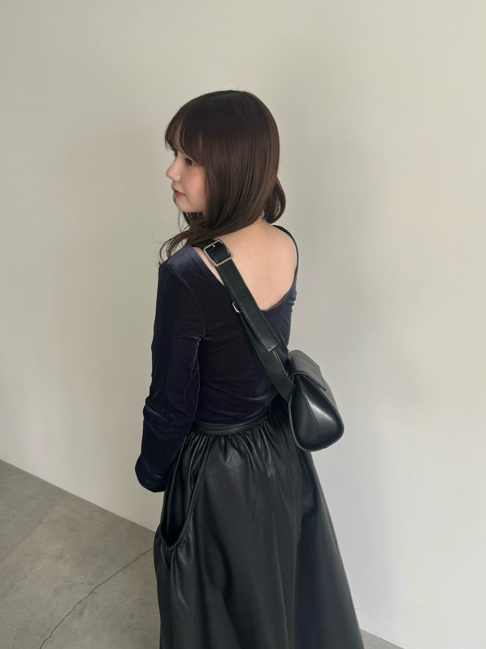 ブルー系のTシャツ/カットソー、ブラック系のショルダーバッグを着用したレディースの冬コーディネートの4枚目の写真