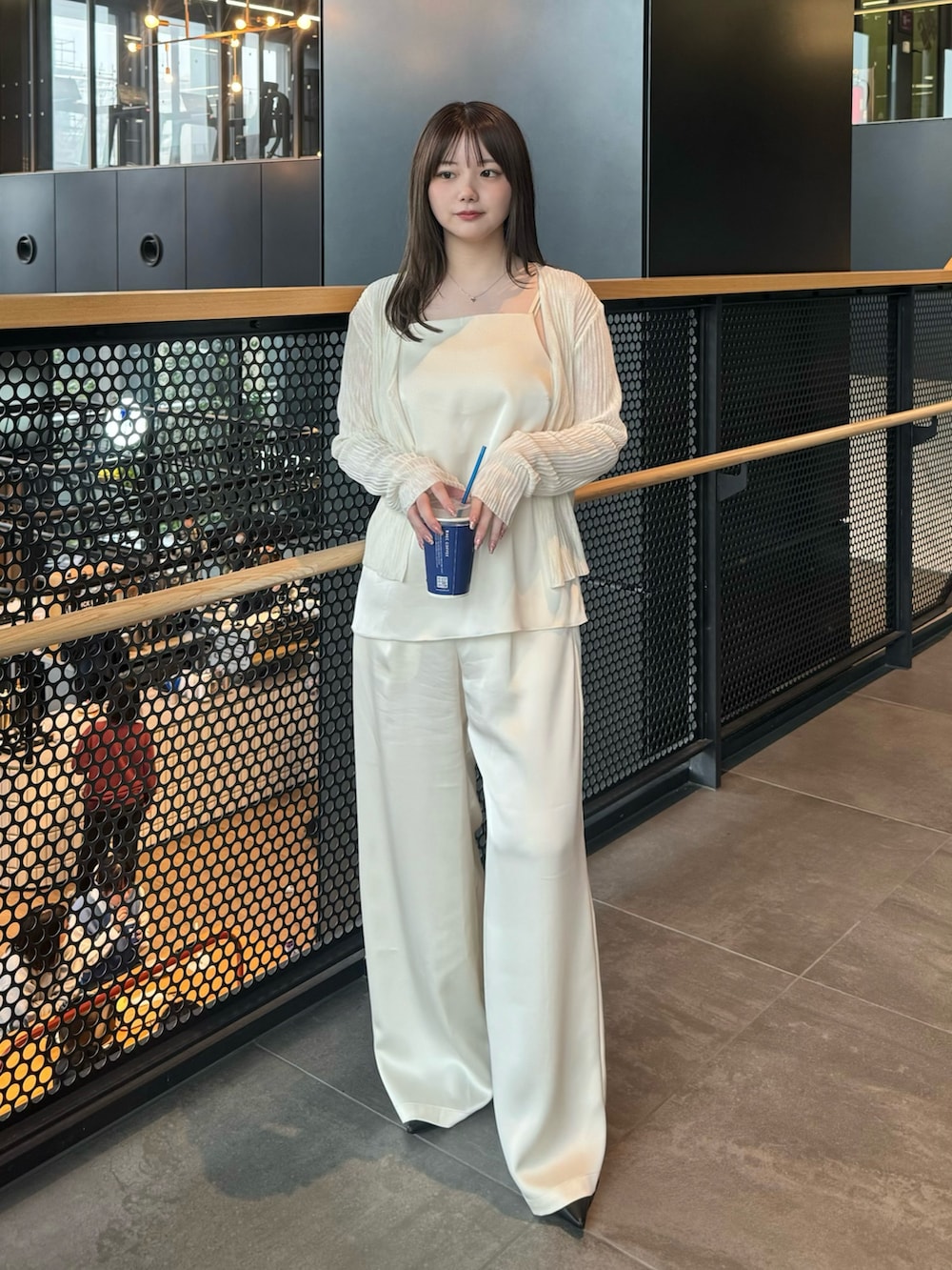 ホワイト系のその他パンツ、ホワイト系のキャミソール、ホワイト系のカーディガン/ボレロを着用したレディースの春コーディネートの3枚目の写真