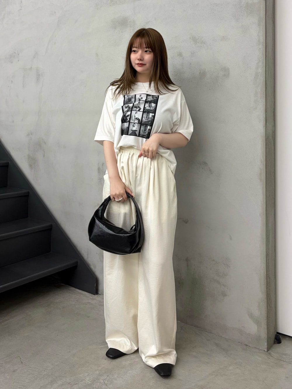 ホワイト系のTシャツ/カットソー、ブラック系のショルダーバッグ、ホワイト系のその他パンツを着用したレディースの夏コーディネートの2枚目の写真