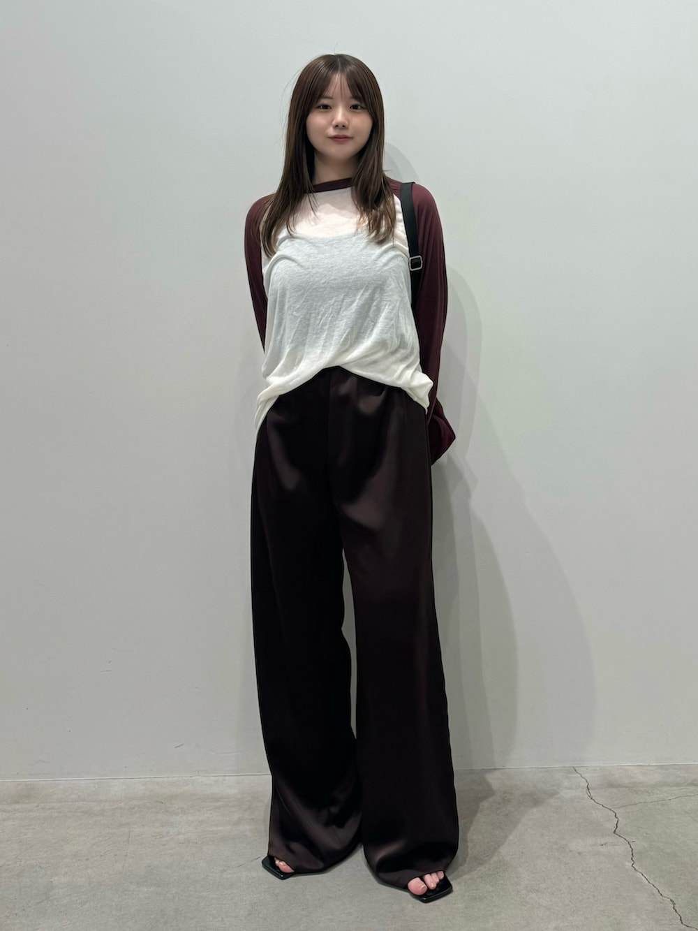 レッド系のTシャツ/カットソー、ブラック系のキャミソール、ブラウン系のその他パンツを着用したレディースの春コーディネートの2枚目の写真