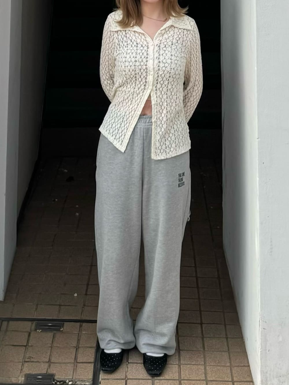 グレー系のスウェットパンツ、ホワイト系のシャツ/ブラウスを着用したレディースの春コーディネートの3枚目の写真