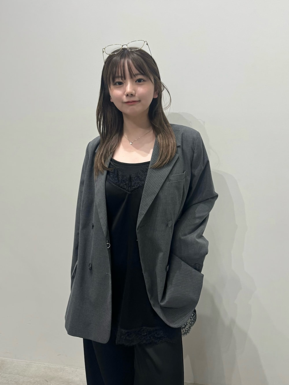 ブラック系のキャミソール、ブラック系のキャミソール、ブラック系のその他パンツを着用したレディースの春コーディネートの4枚目の写真