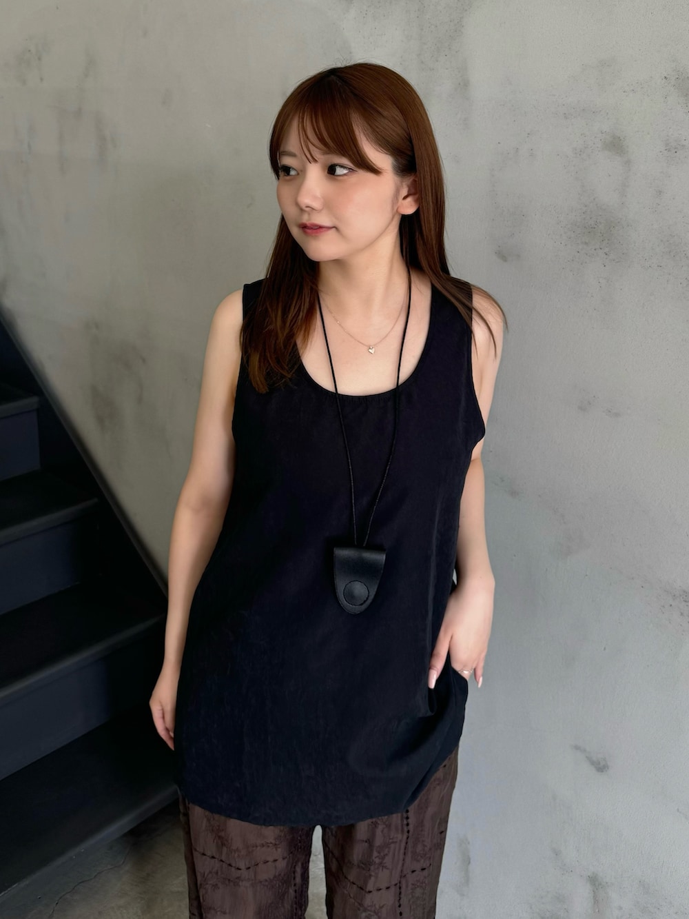 ブラウン系のその他パンツ、ブラック系のシャツ/ブラウス、ブラック系のショルダーバッグを着用したレディースの夏コーディネートの4枚目の写真