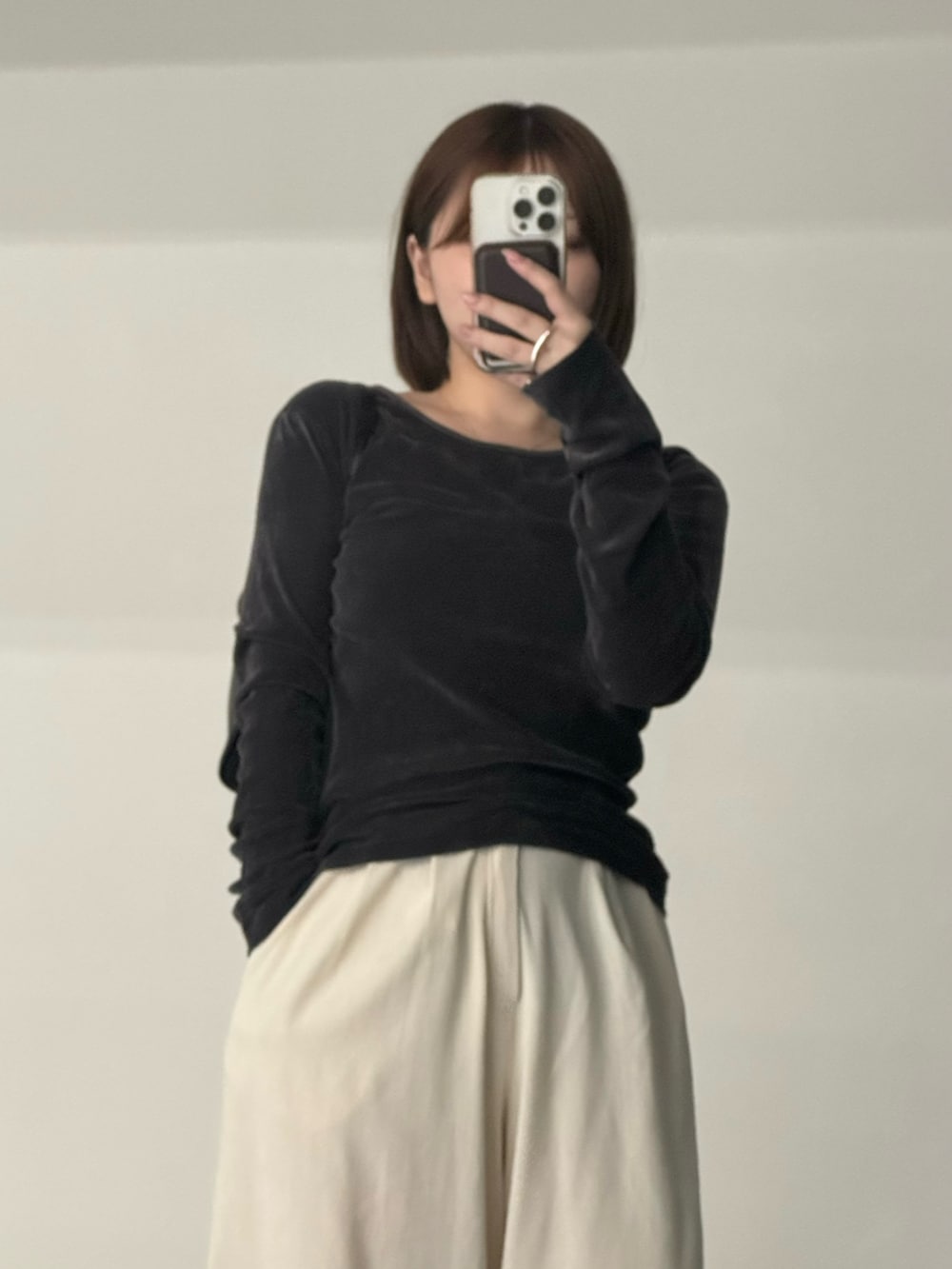 グレー系のTシャツ/カットソー、ブラック系のハンドバッグ、ブラック系のローファーを着用したレディースの秋コーディネートの2枚目の写真