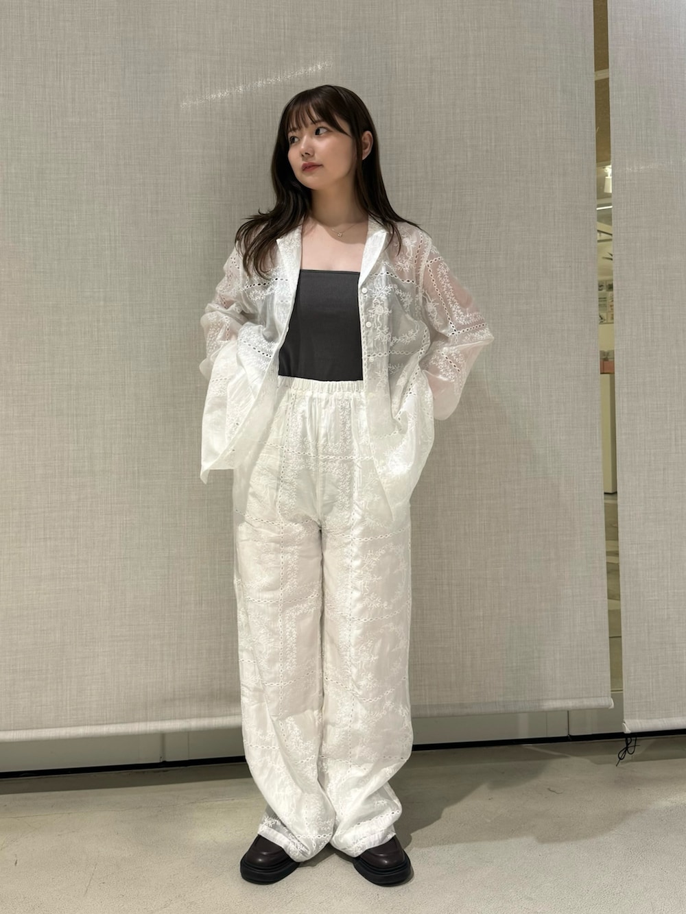 ホワイト系のその他パンツ、ブラック系のキャミソール、ホワイト系のシャツ/ブラウスを着用したレディースの春コーディネートの2枚目の写真