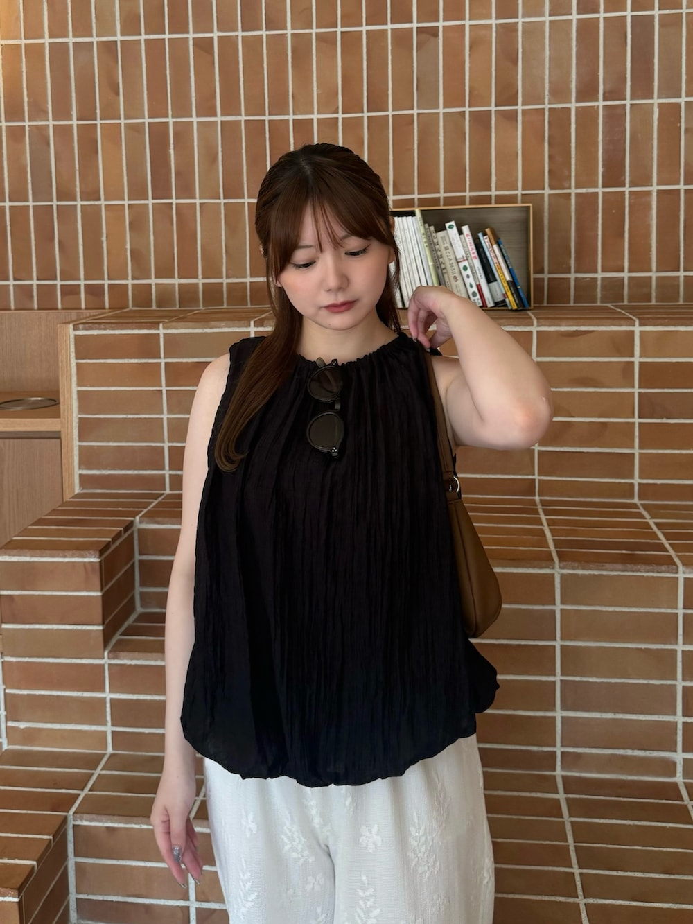 ホワイト系のその他パンツ、ブラック系のシャツ/ブラウス、イエロー系のハンドバッグを着用したレディースの夏コーディネートの2枚目の写真