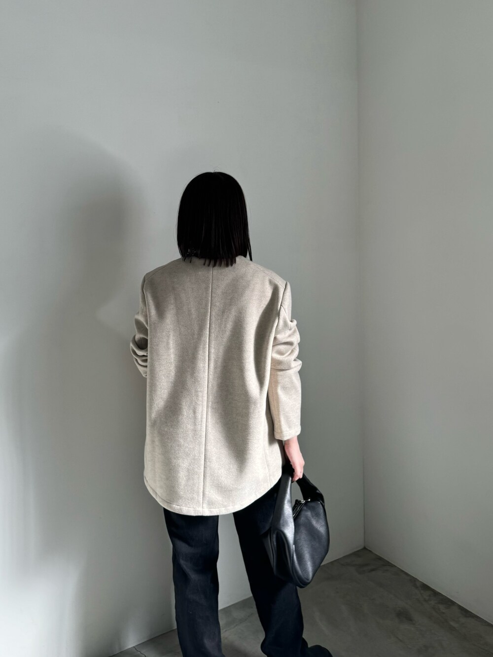 ホワイト系のキャミソール、ベージュ系のその他トップス、ブラック系のショルダーバッグを着用したレディースの夏コーディネートの3枚目の写真