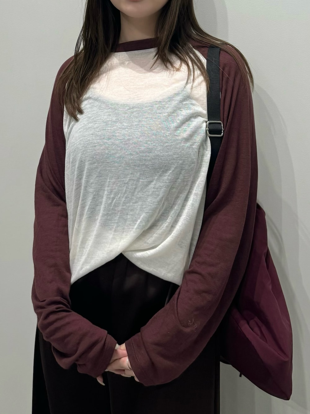 レッド系のTシャツ/カットソー、ブラック系のキャミソール、ブラウン系のその他パンツを着用したレディースの春コーディネートの6枚目の写真