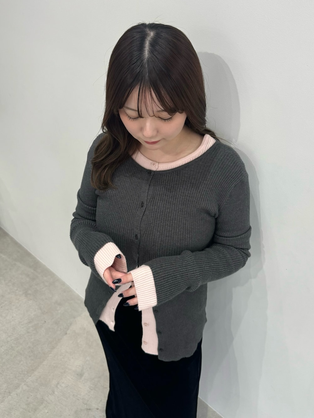 グレー系のカーディガン/ボレロ、ピンク系のカーディガン/ボレロ、ブラック系のスカートを着用したレディースの冬コーディネートの8枚目の写真