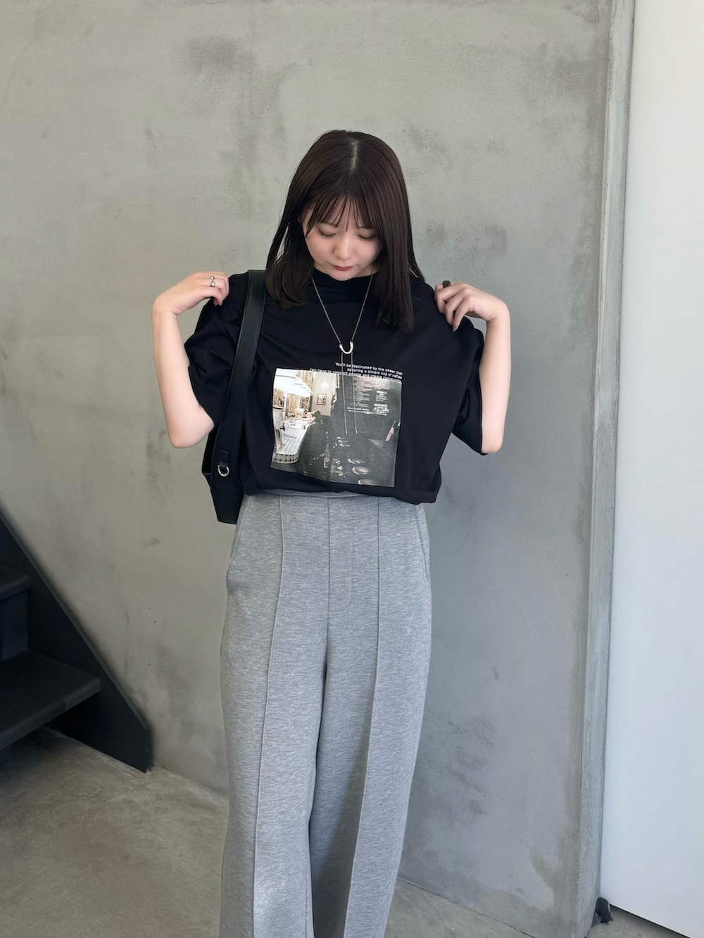 グレー系のその他パンツ、ブラック系のショルダーバッグ、ブラック系のTシャツ/カットソーを着用したレディースの夏コーディネートの5枚目の写真