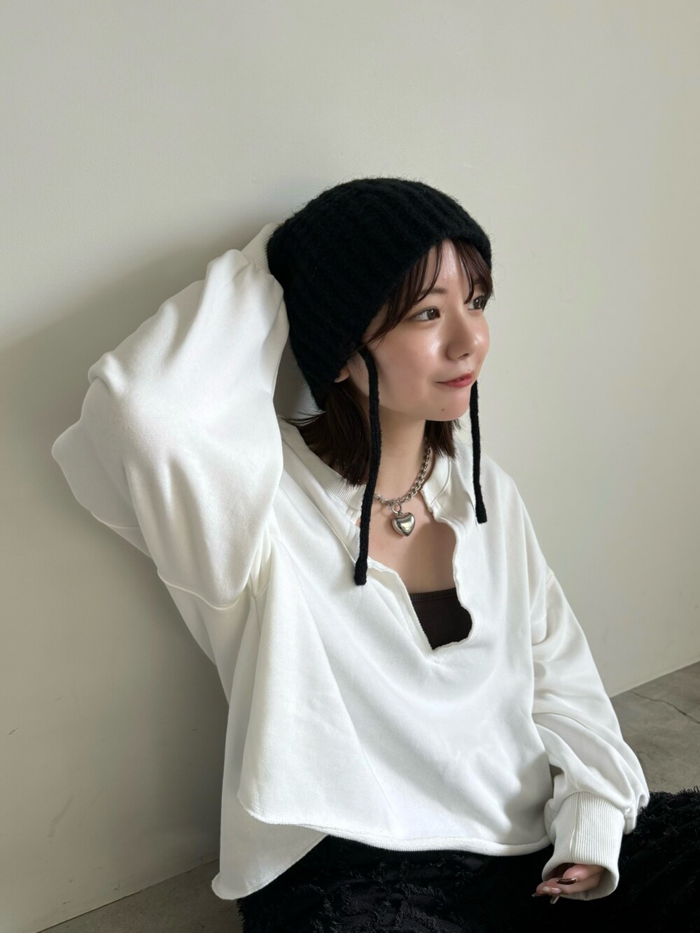 ブラック系のキャミソール、ホワイト系のTシャツ/カットソー、ブラック系のその他パンツを着用したレディースの秋コーディネートの5枚目の写真