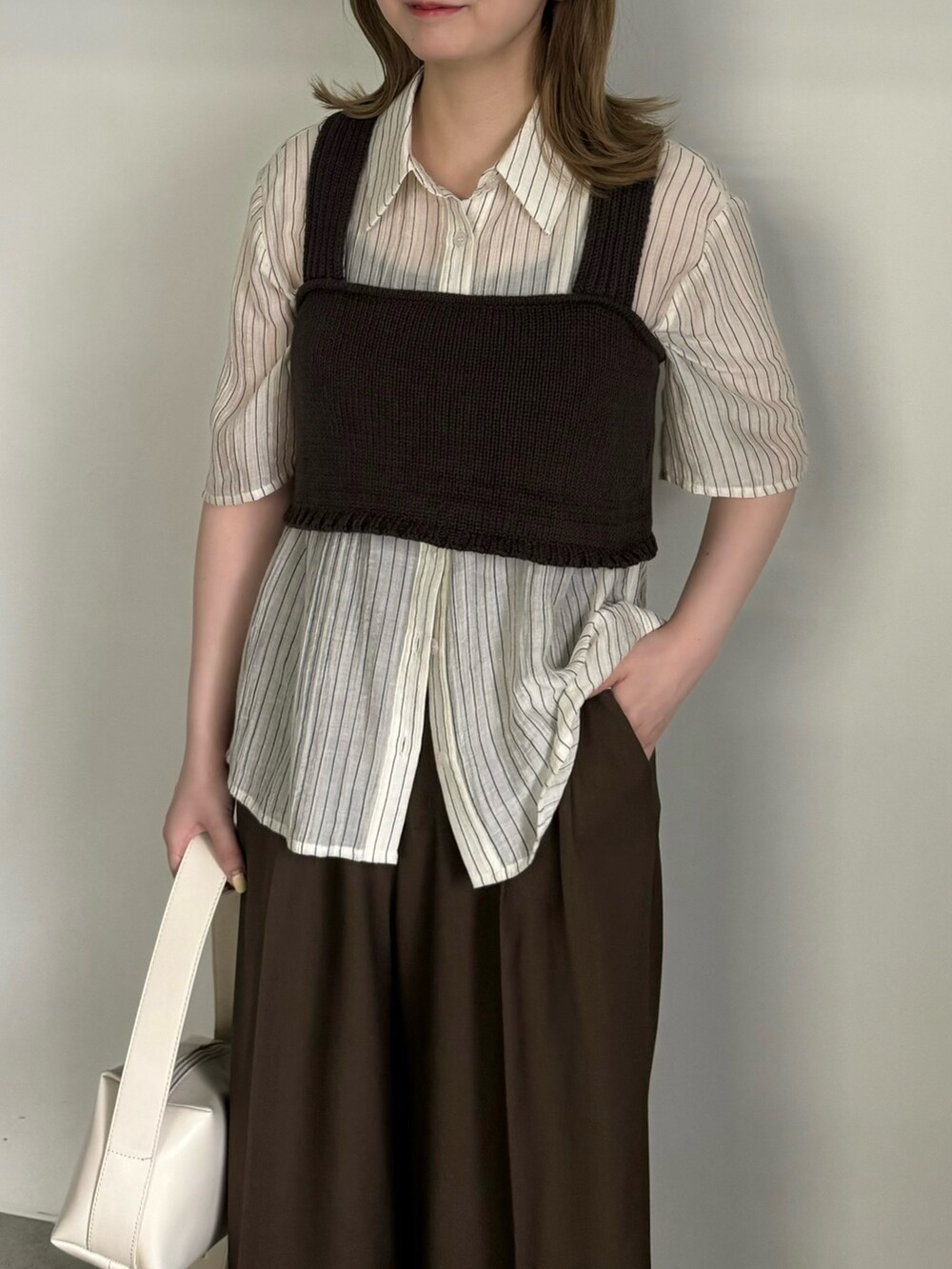 ホワイト系のシャツ/ブラウス、ブラウン系のベスト、ブラック系のキャミソールを着用したレディースの夏コーディネートの5枚目の写真