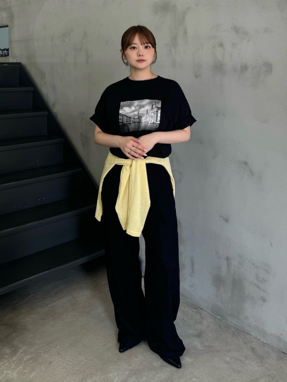 ブラック系のTシャツ/カットソー、ブラック系のその他パンツ、イエロー系のTシャツ/カットソーを着用したレディースの夏コーディネートの2枚目の写真
