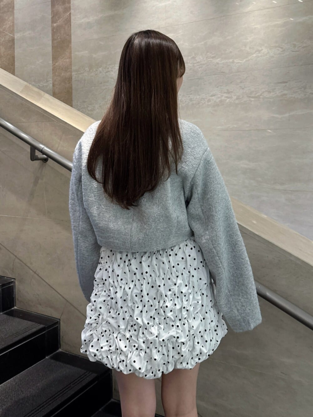 その他のローファー、グレー系のブルゾン、ホワイト系のスカートを着用したレディースの冬コーディネートの5枚目の写真