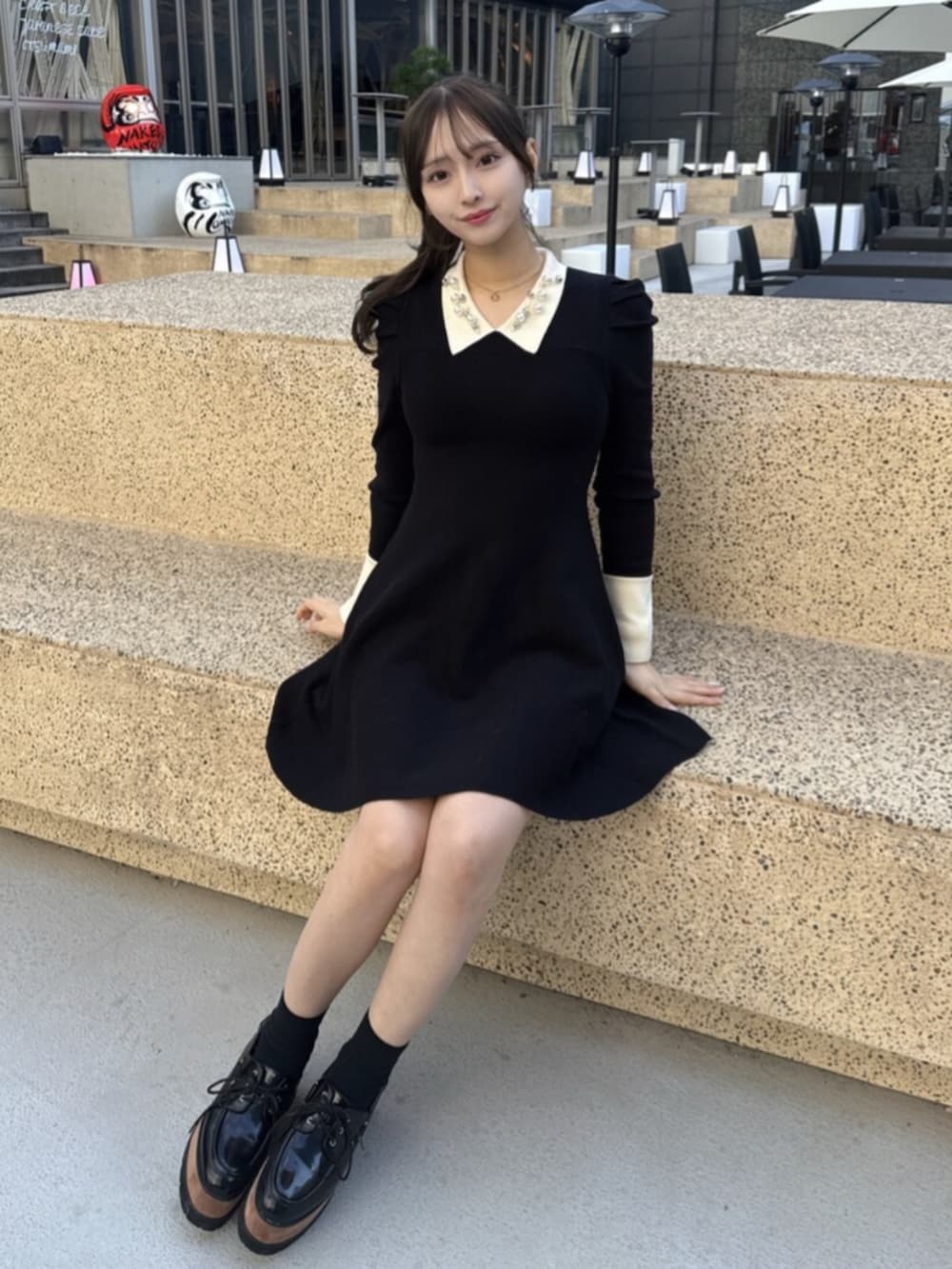 その他のローファー、ブラック系のトレンチコート、ブラック系のワンピースを着用したレディースの秋コーディネートの3枚目の写真