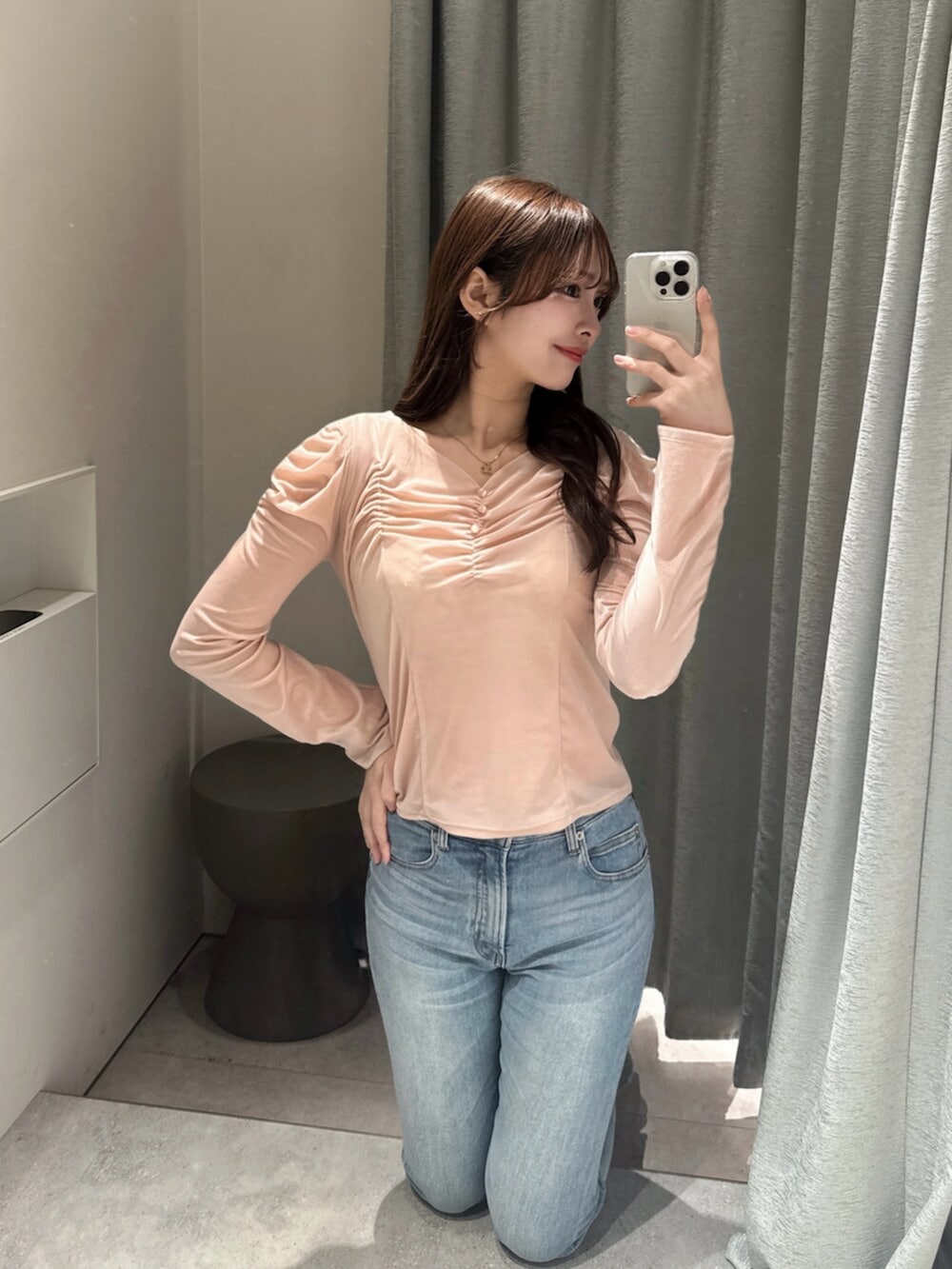 ピンク系のTシャツ/カットソー、ブルー系のデニムパンツ、ホワイト系のその他シューズを着用したレディースの春コーディネートの5枚目の写真