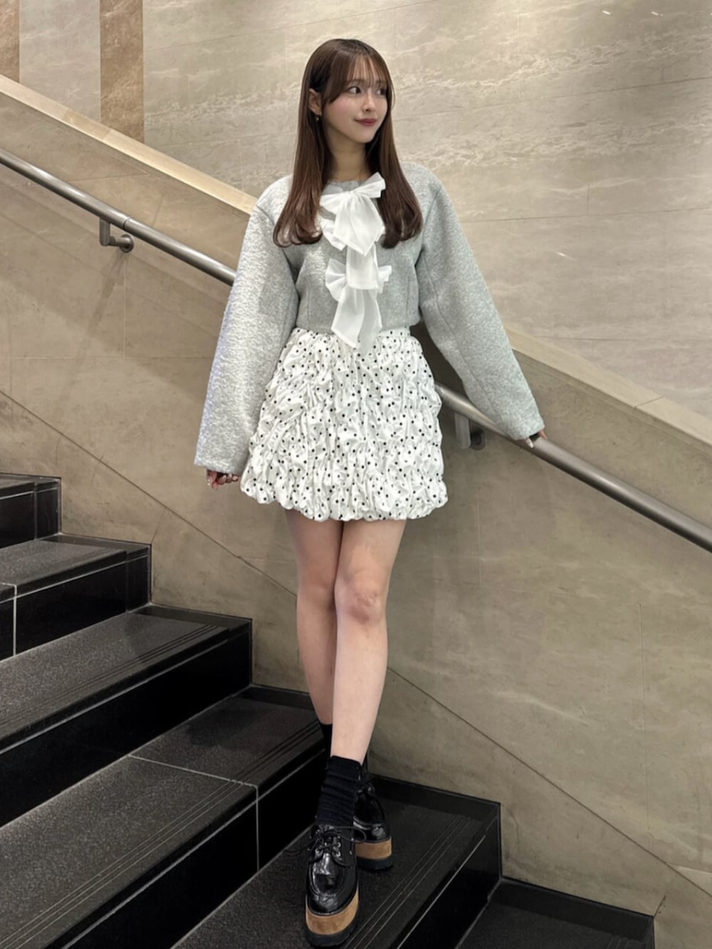 その他のローファー、グレー系のブルゾン、ホワイト系のスカートを着用したレディースの冬コーディネートの2枚目の写真