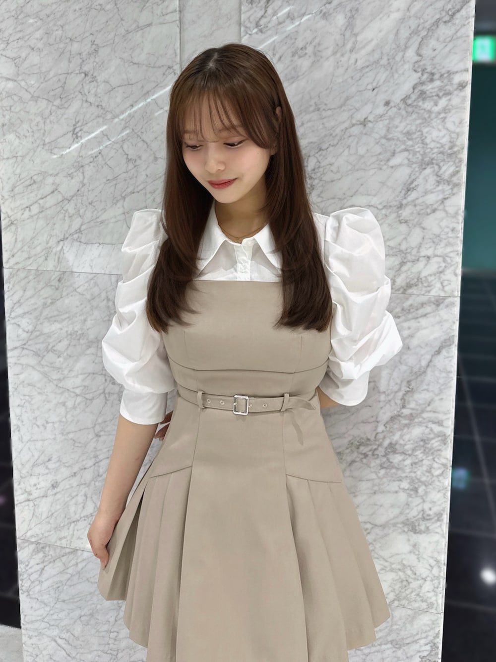 ベージュ系のワンピース、ベージュ系のブーツを着用したレディースの春コーディネートの4枚目の写真