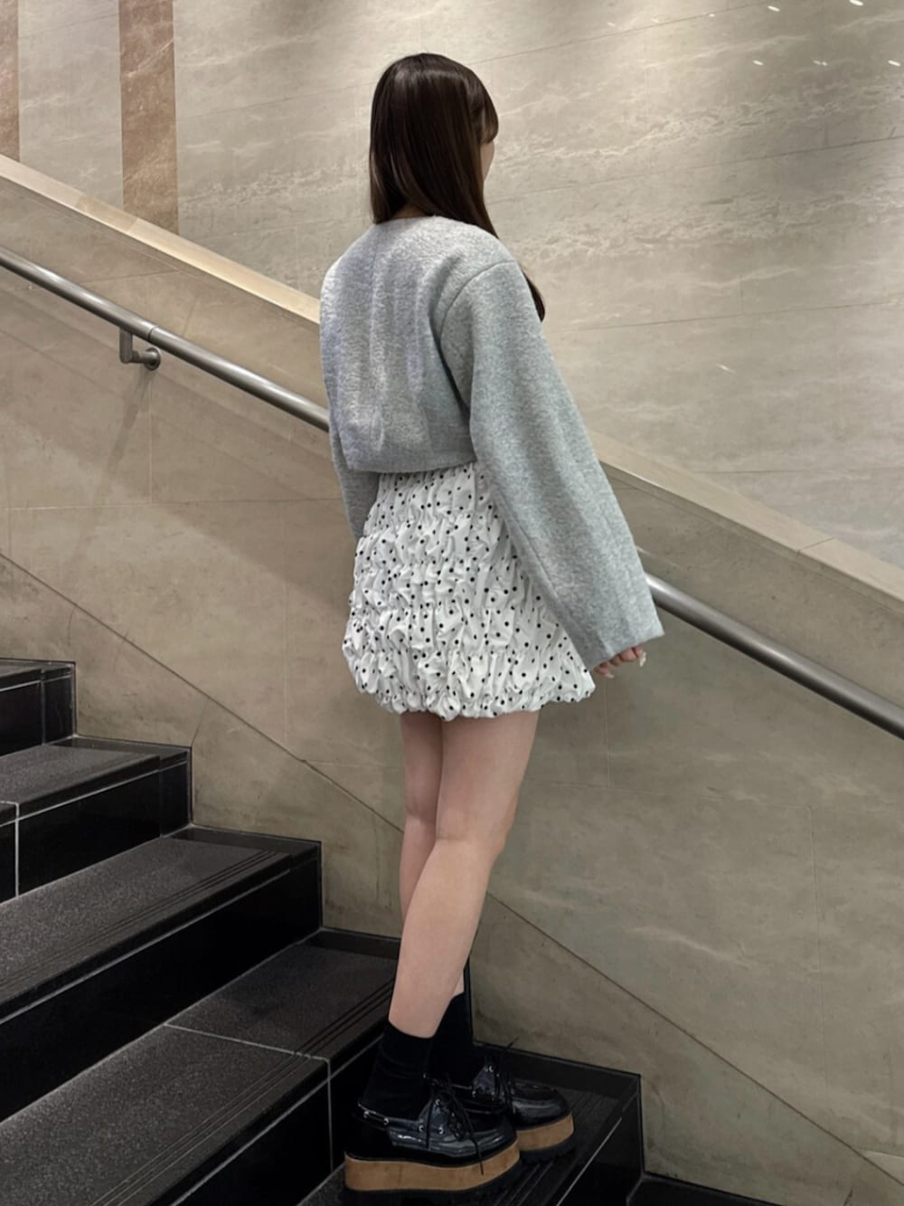 その他のローファー、グレー系のブルゾン、ホワイト系のスカートを着用したレディースの冬コーディネートの3枚目の写真