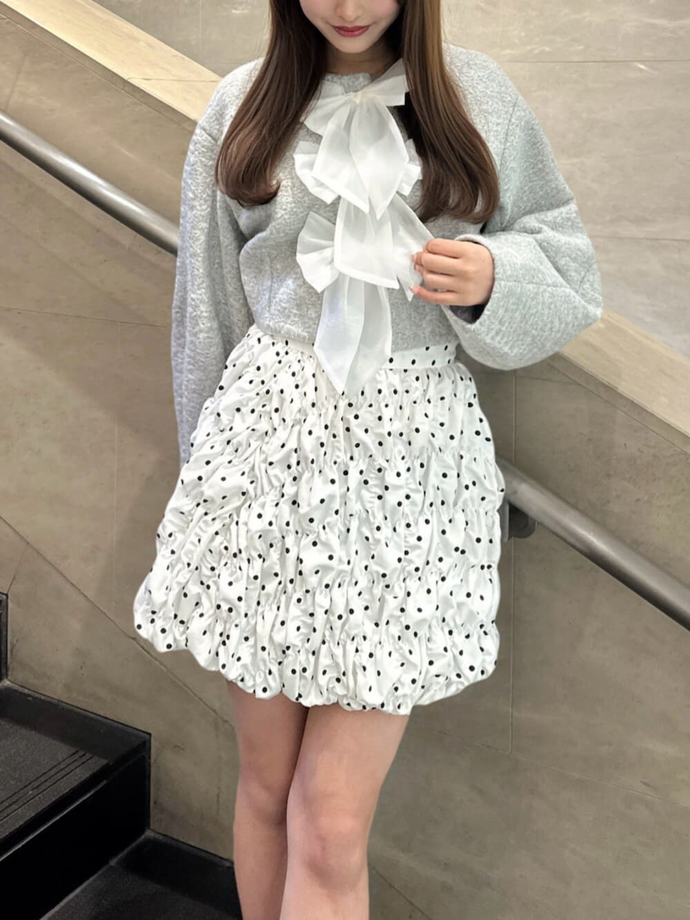 その他のローファー、グレー系のブルゾン、ホワイト系のスカートを着用したレディースの冬コーディネートの4枚目の写真