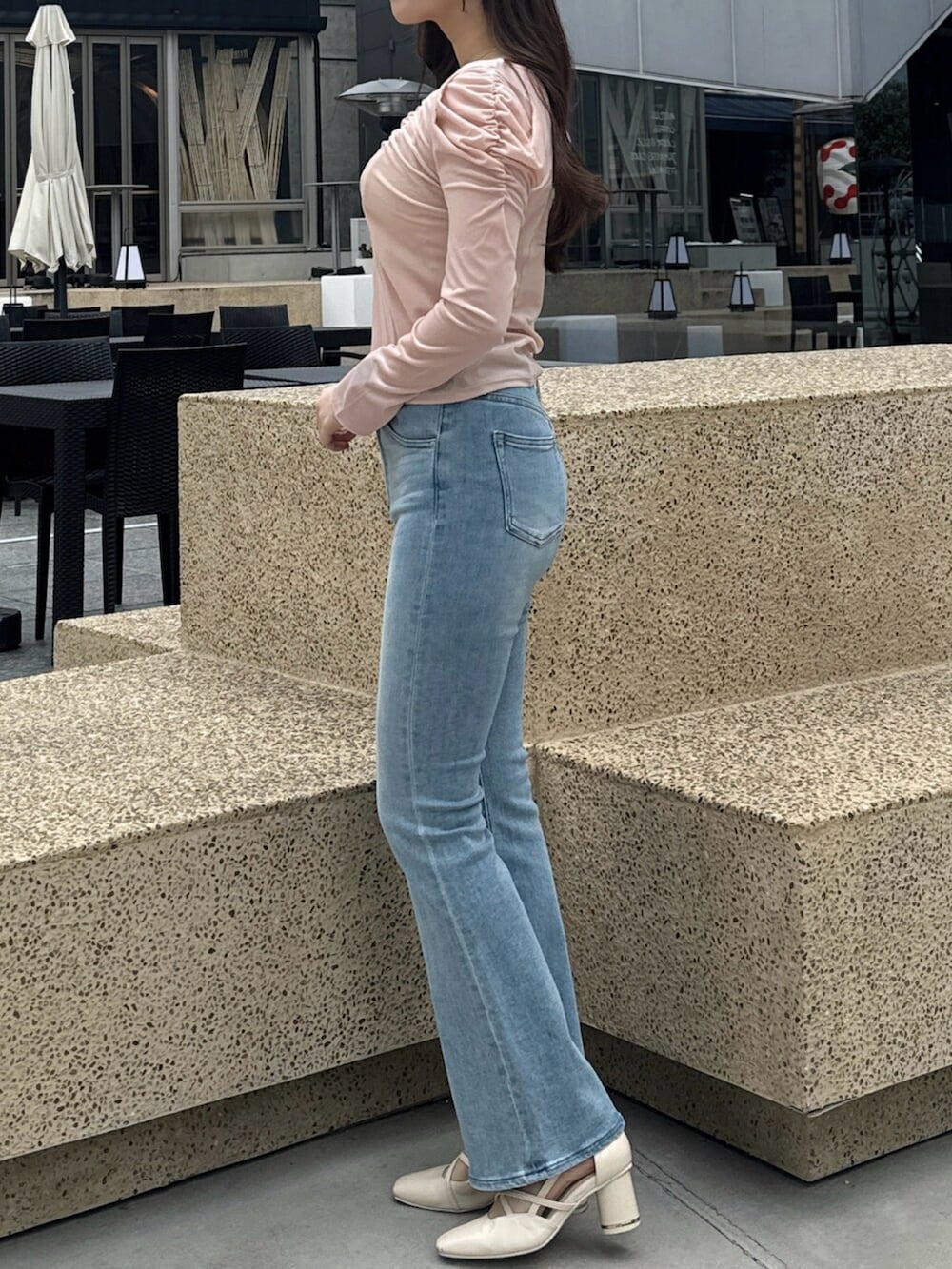 ピンク系のTシャツ/カットソー、ブルー系のデニムパンツ、ホワイト系のその他シューズを着用したレディースの春コーディネートの3枚目の写真