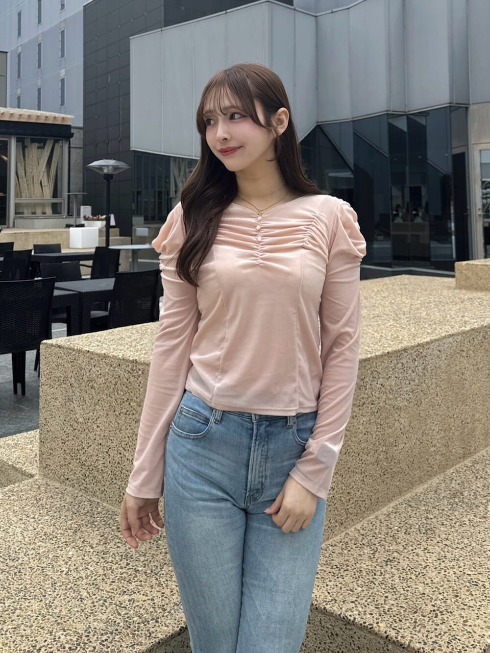 ピンク系のTシャツ/カットソー、ブルー系のデニムパンツ、ホワイト系のその他シューズを着用したレディースの春コーディネートの7枚目の写真