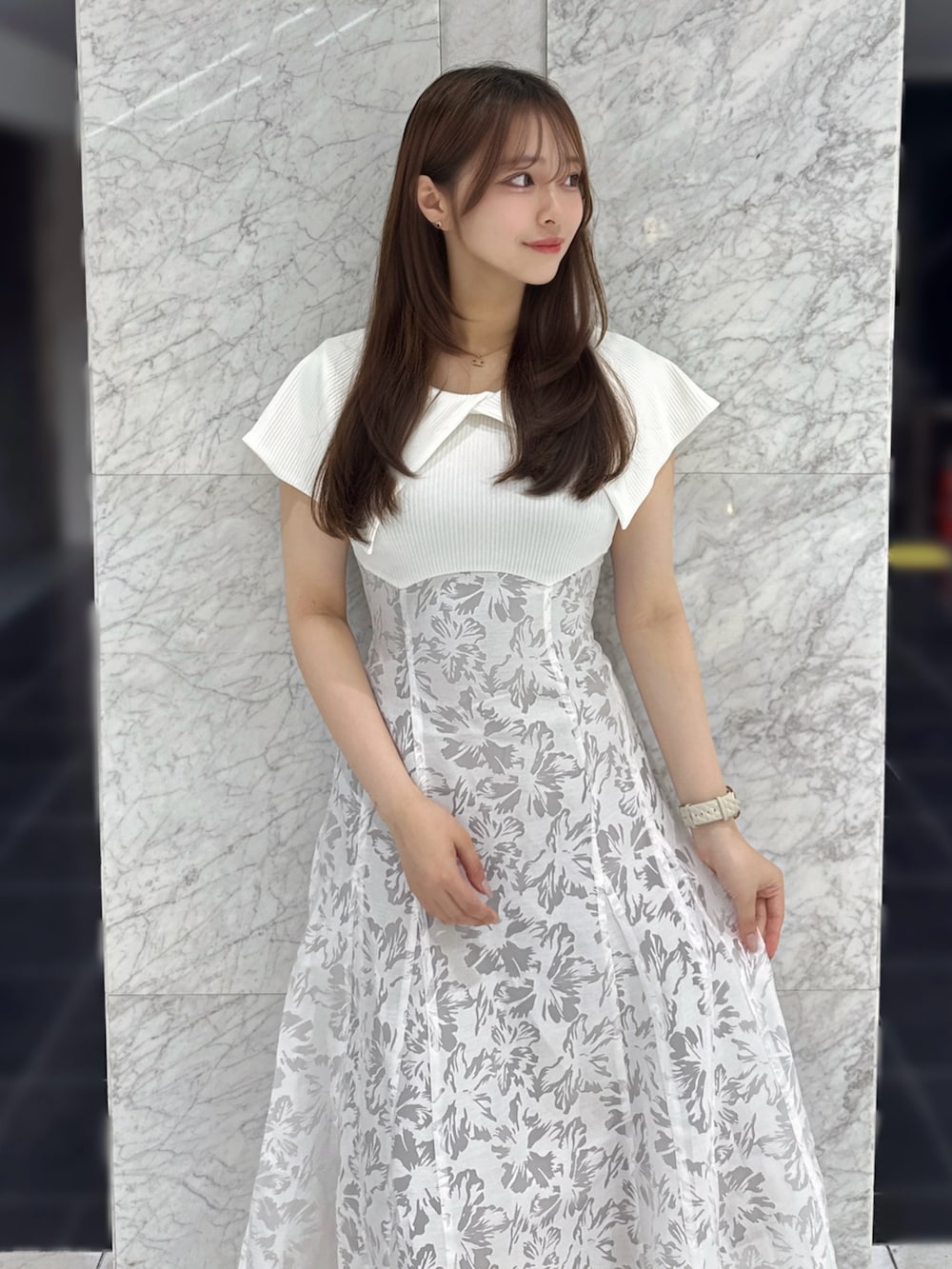 ホワイト系のワンピース、ホワイト系のサンダルを着用したレディースの夏コーディネートの4枚目の写真