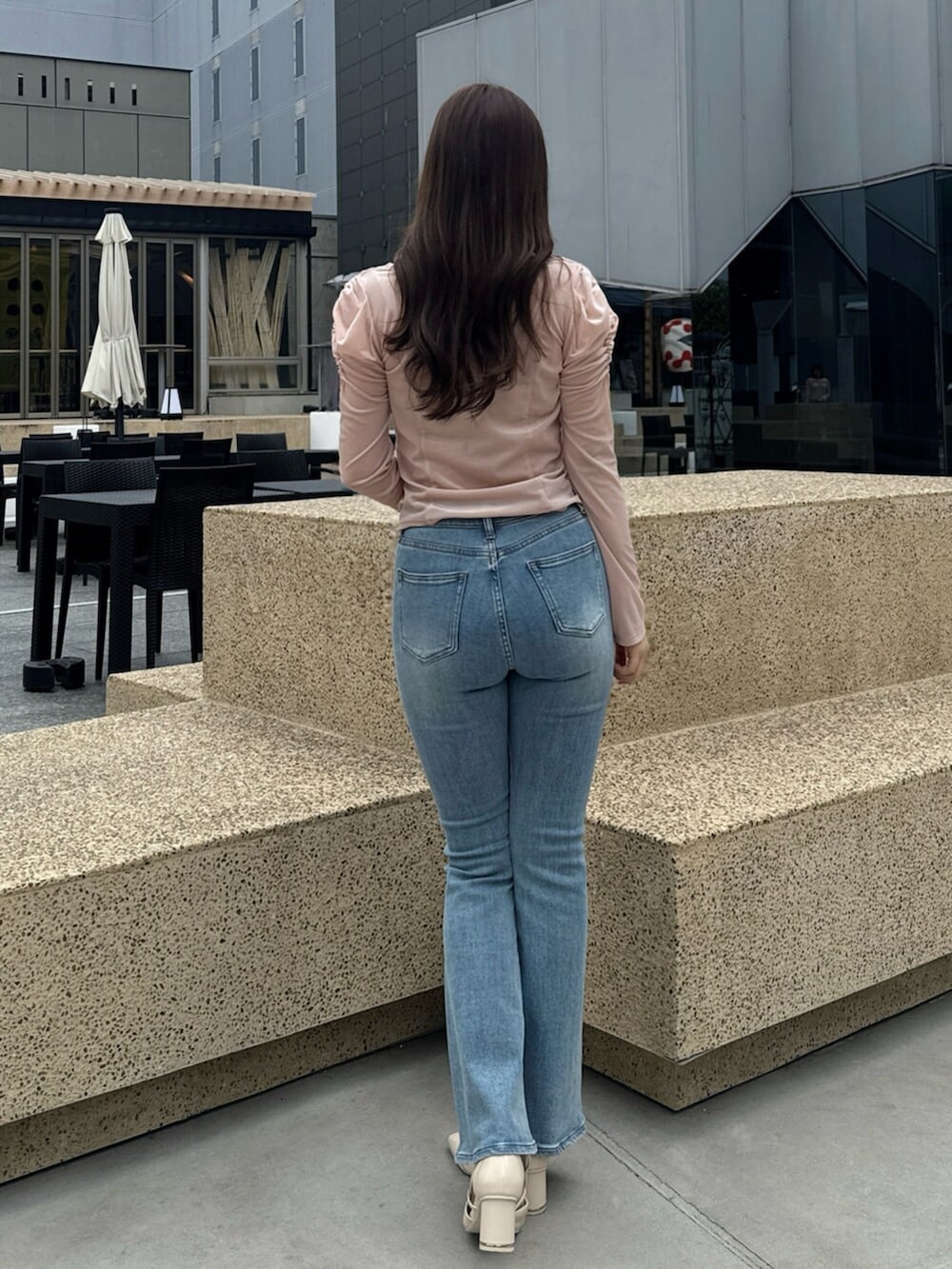 ピンク系のTシャツ/カットソー、ブルー系のデニムパンツ、ホワイト系のその他シューズを着用したレディースの春コーディネートの4枚目の写真