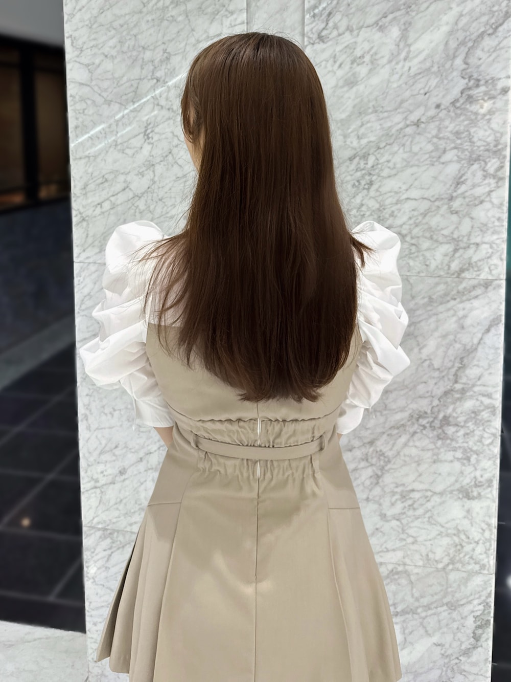 ベージュ系のワンピース、ベージュ系のブーツを着用したレディースの春コーディネートの5枚目の写真