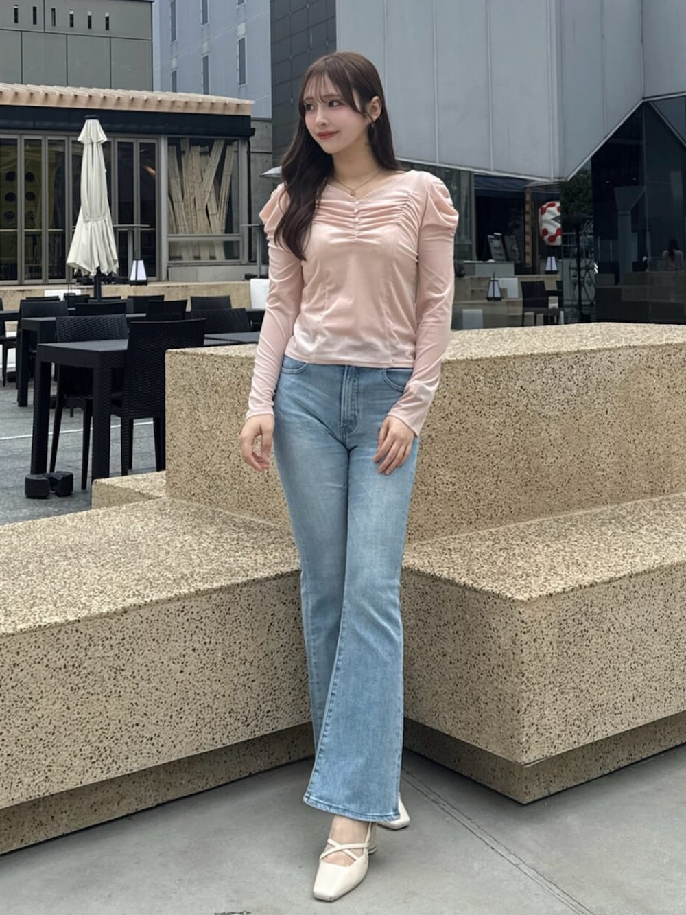 ピンク系のTシャツ/カットソー、ブルー系のデニムパンツ、ホワイト系のその他シューズを着用したレディースの春コーディネートの2枚目の写真