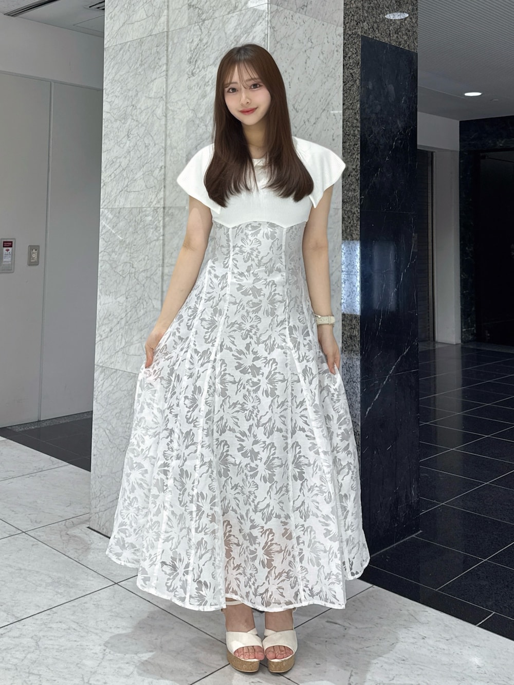ホワイト系のワンピース、ホワイト系のサンダルを着用したレディースの夏コーディネートの2枚目の写真