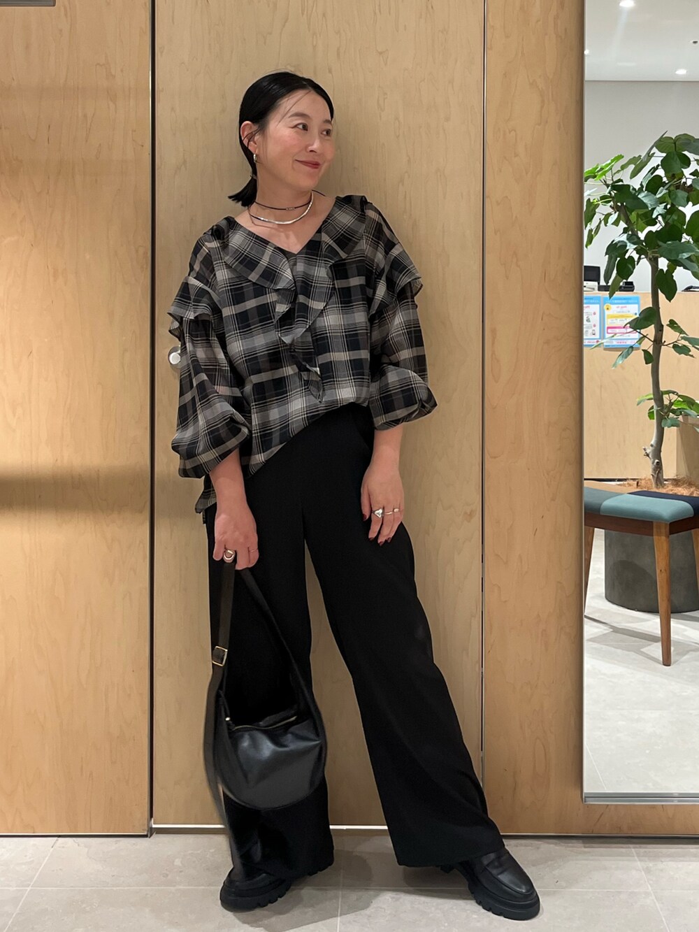 ブラック系のその他パンツ、ブラック系のシャツ/ブラウス、ブラック系のボディバッグ/ウエストポーチを着用したレディースの秋コーディネートの3枚目の写真