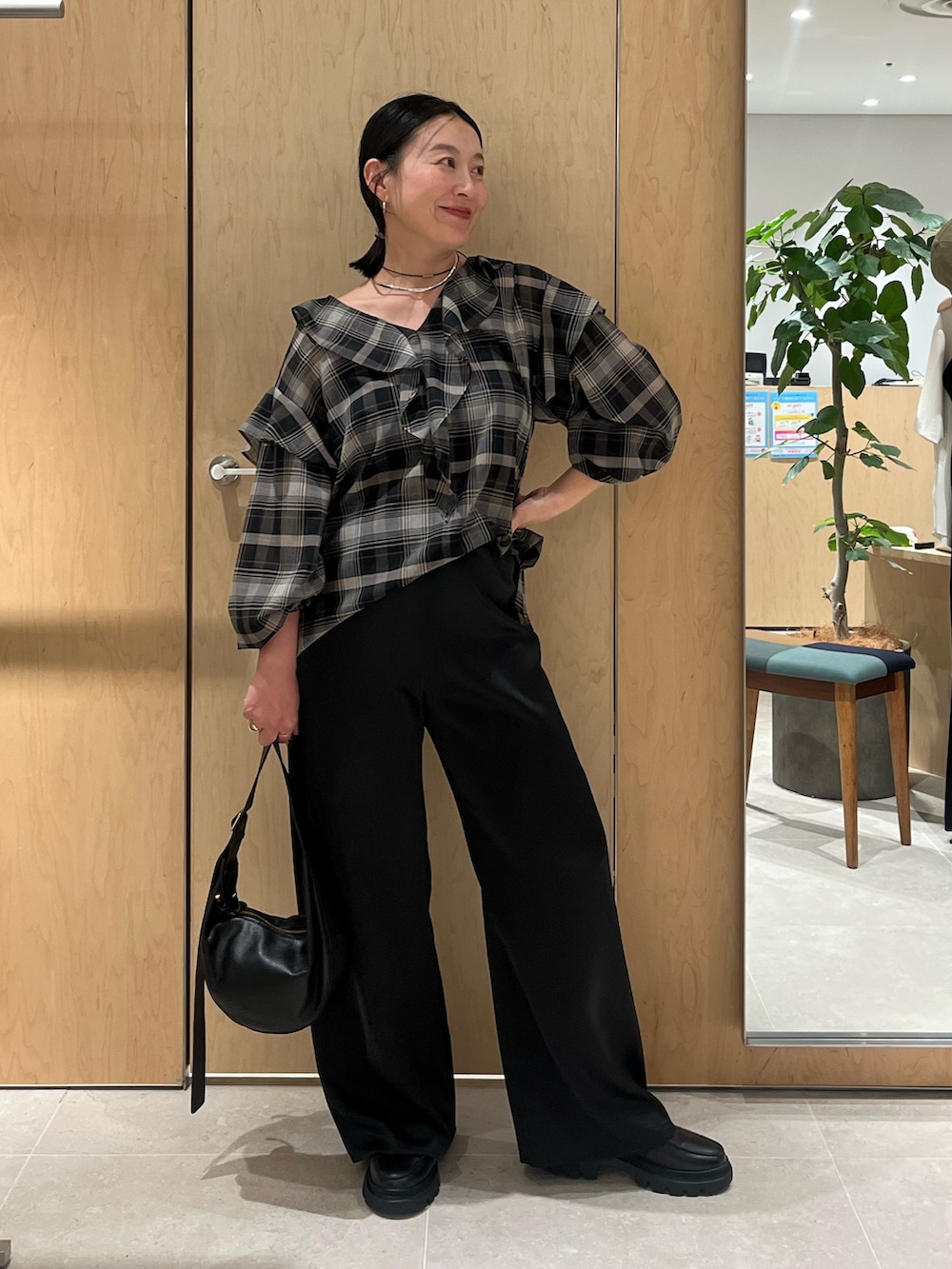 ブラック系のその他パンツ、ブラック系のシャツ/ブラウス、ブラック系のボディバッグ/ウエストポーチを着用したレディースの秋コーディネートの2枚目の写真