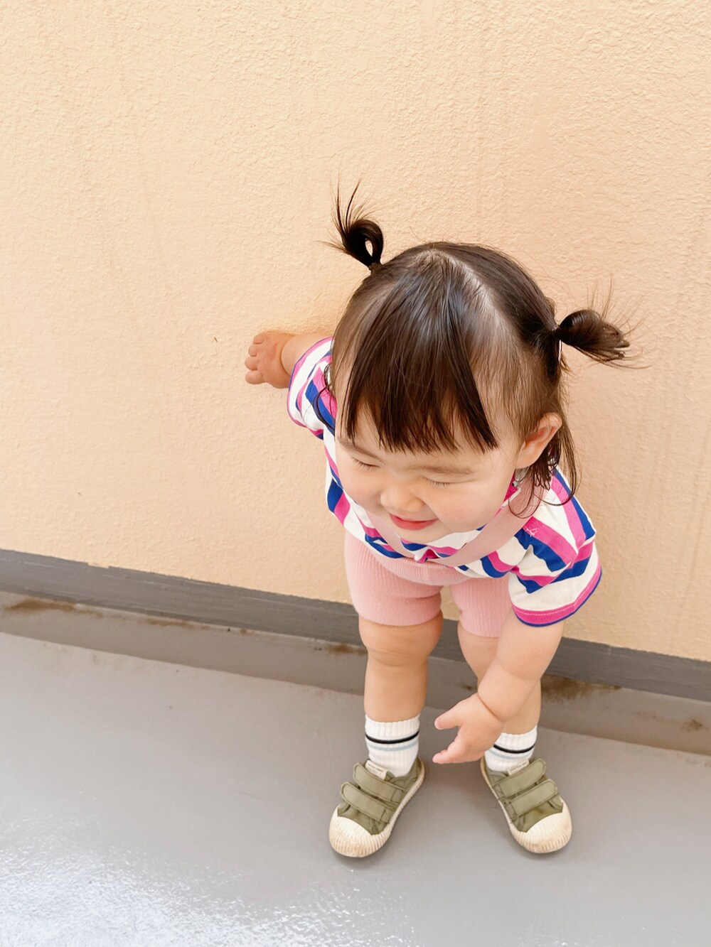 グリーン系のスニーカー、ピンク系のTシャツ/カットソーを着用したキッズの秋コーディネートの2枚目の写真
