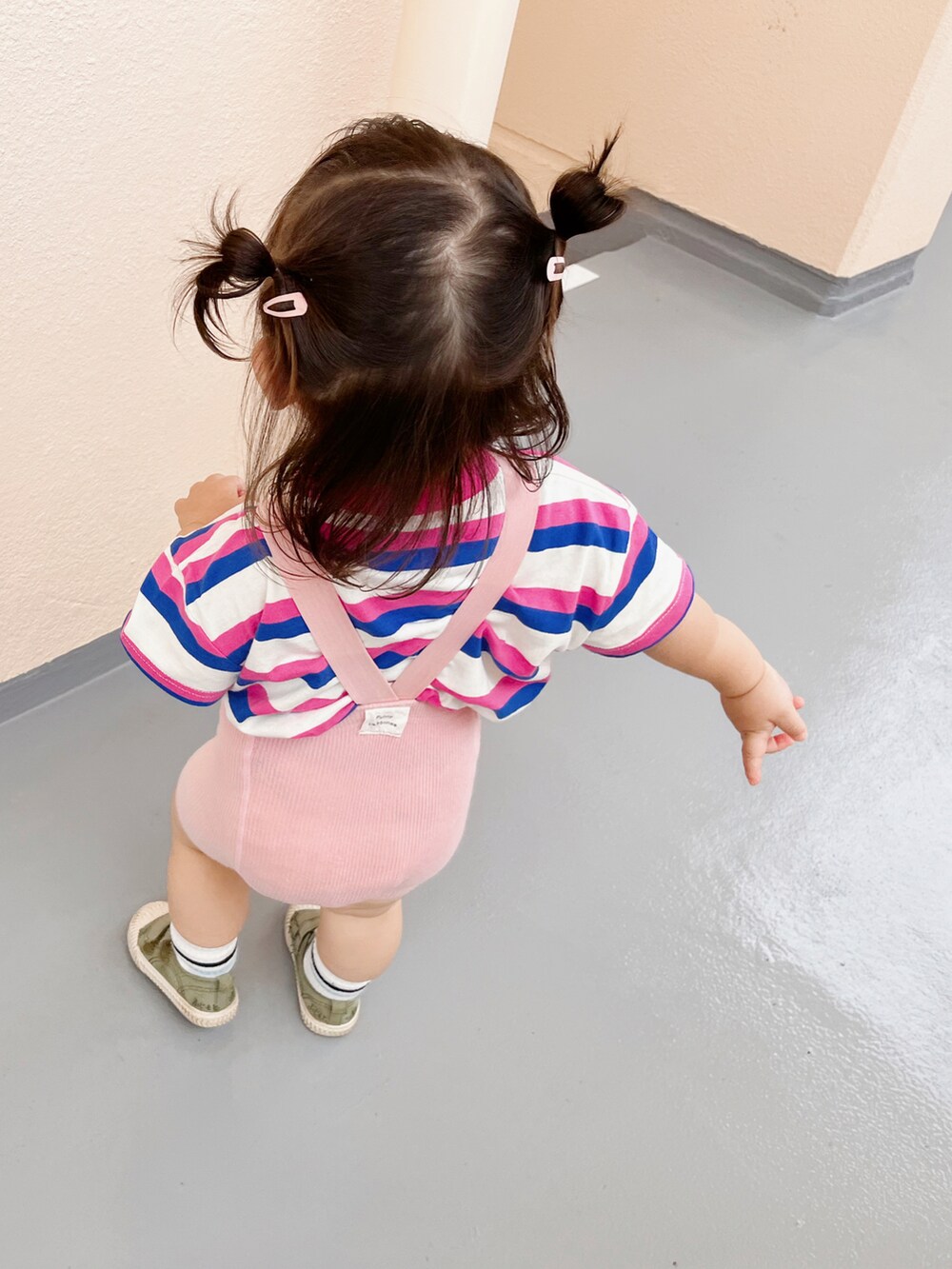 グリーン系のスニーカー、ピンク系のTシャツ/カットソーを着用したキッズの秋コーディネートの3枚目の写真