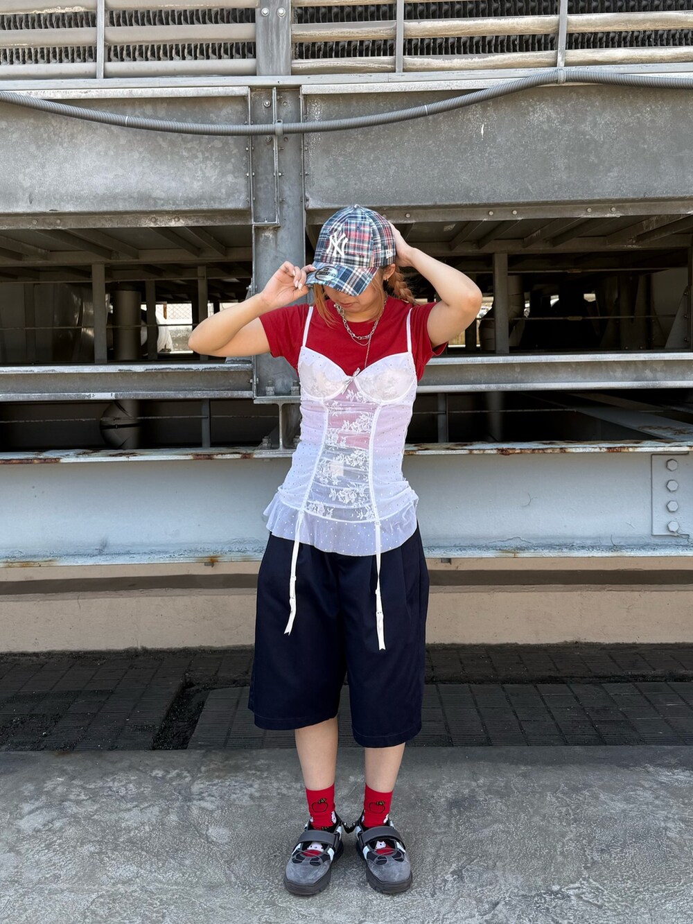 レッド系のTシャツ/カットソー、ブルー系のその他パンツ、グレー系のスニーカーを着用したレディースの夏コーディネートの2枚目の写真