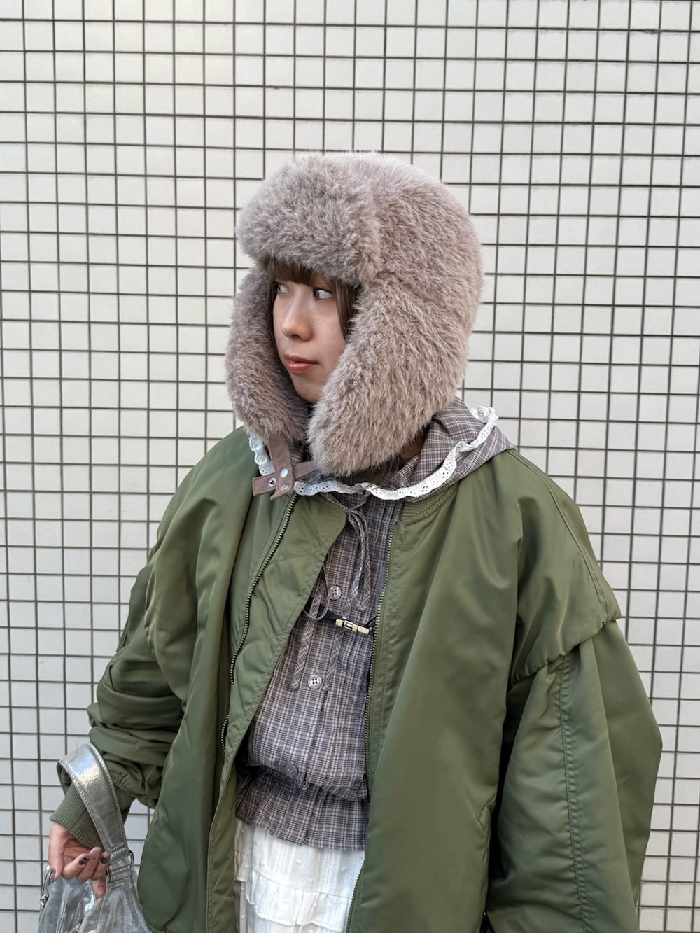 ブラウン系のシャツ/ブラウス、グリーン系のMA-1、シルバー系のハンドバッグを着用したレディースの秋コーディネートの6枚目の写真