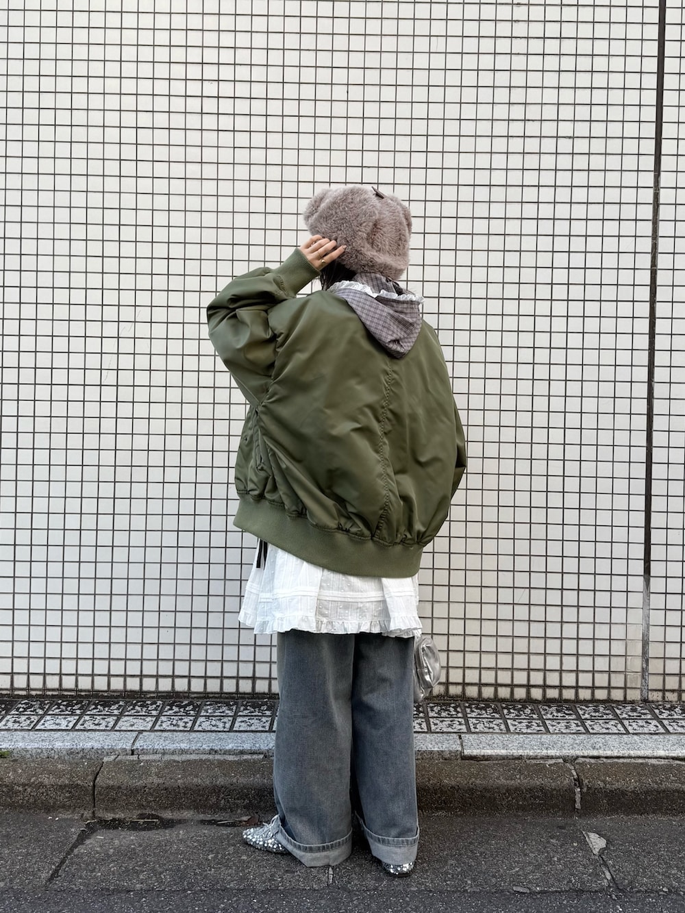 ブラウン系のシャツ/ブラウス、グリーン系のMA-1、シルバー系のハンドバッグを着用したレディースの秋コーディネートの2枚目の写真